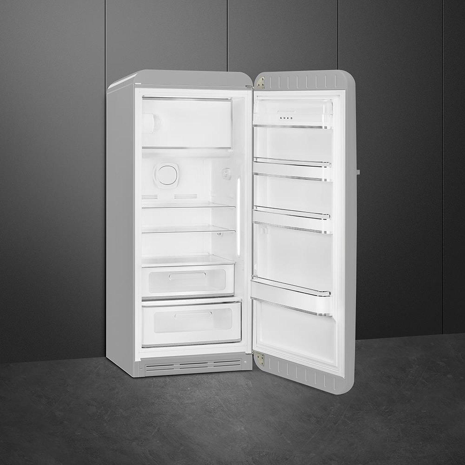 Un refrigerador gris abierto con estantes y cajones blancos.