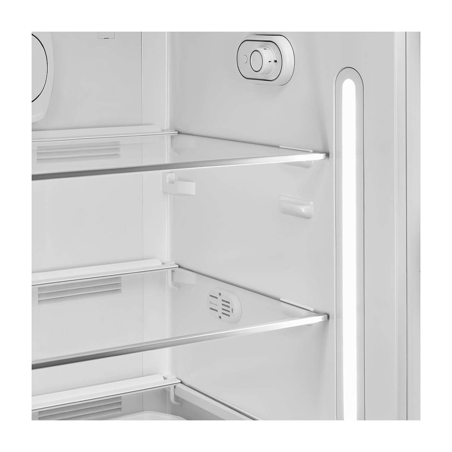 Estantes vacíos de refrigerador blanco con tira de luz LED y control de temperatura.