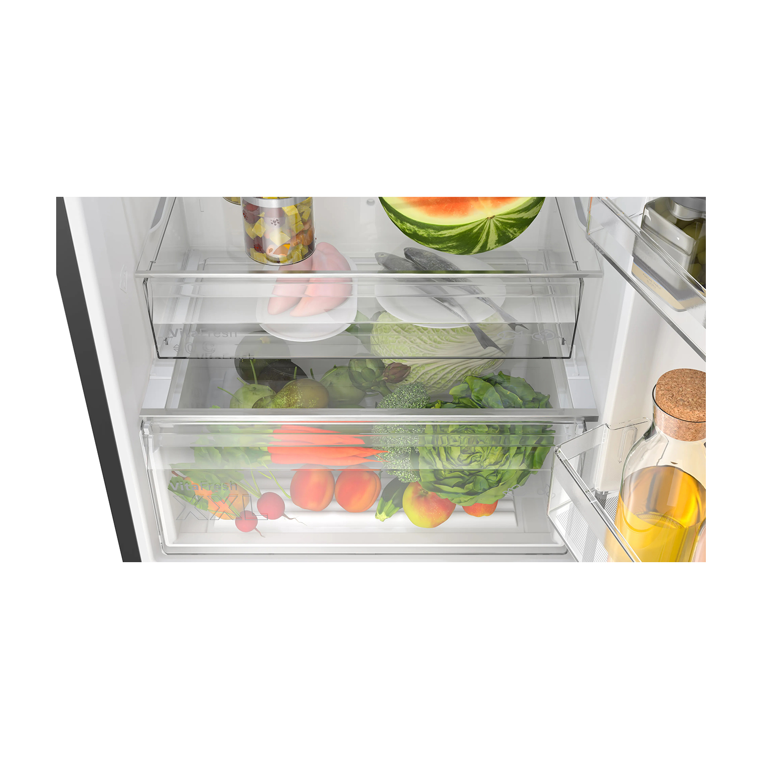 Ein offener Kühlschrank mit zwei Schubladen, gefüllt mit Obst und Gemüse.