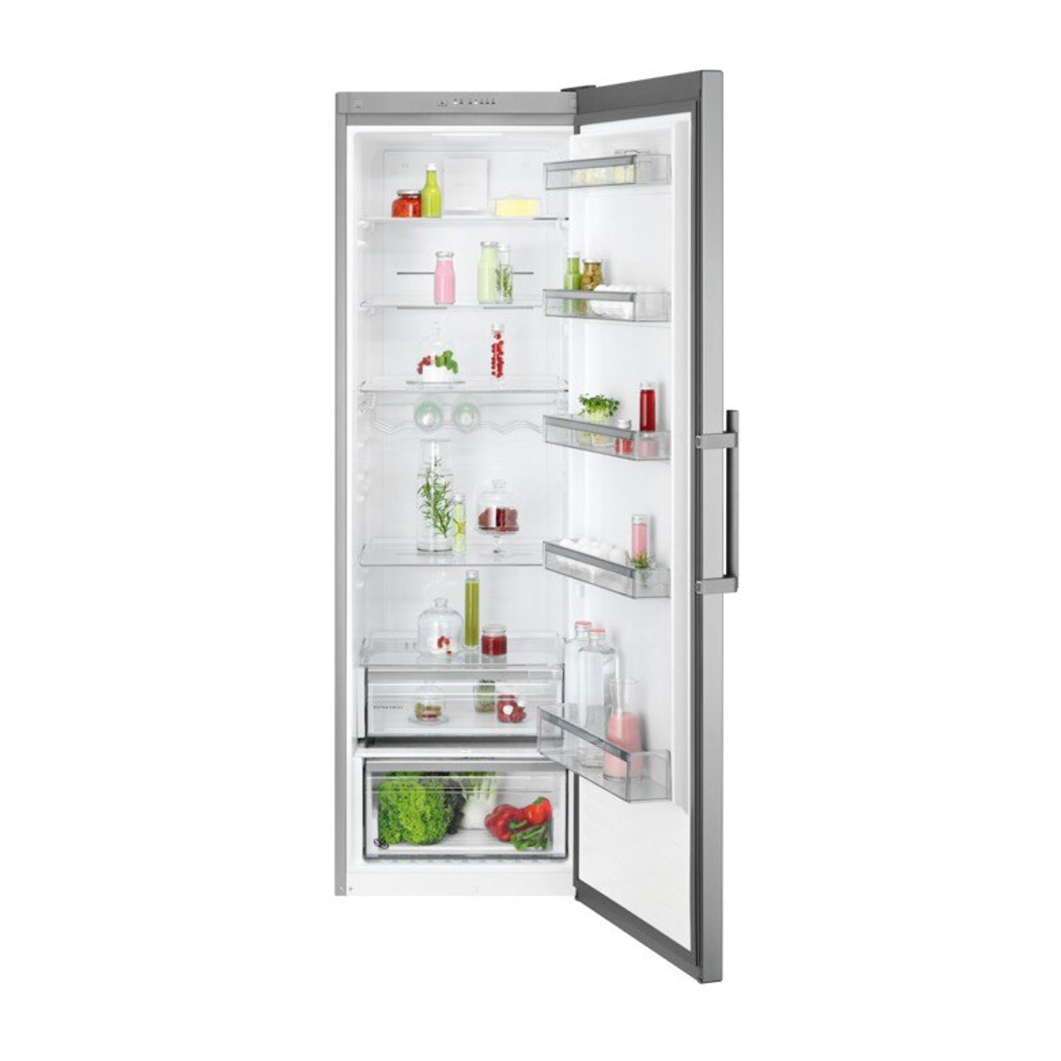 Un refrigerador abierto con alimentos en los estantes.