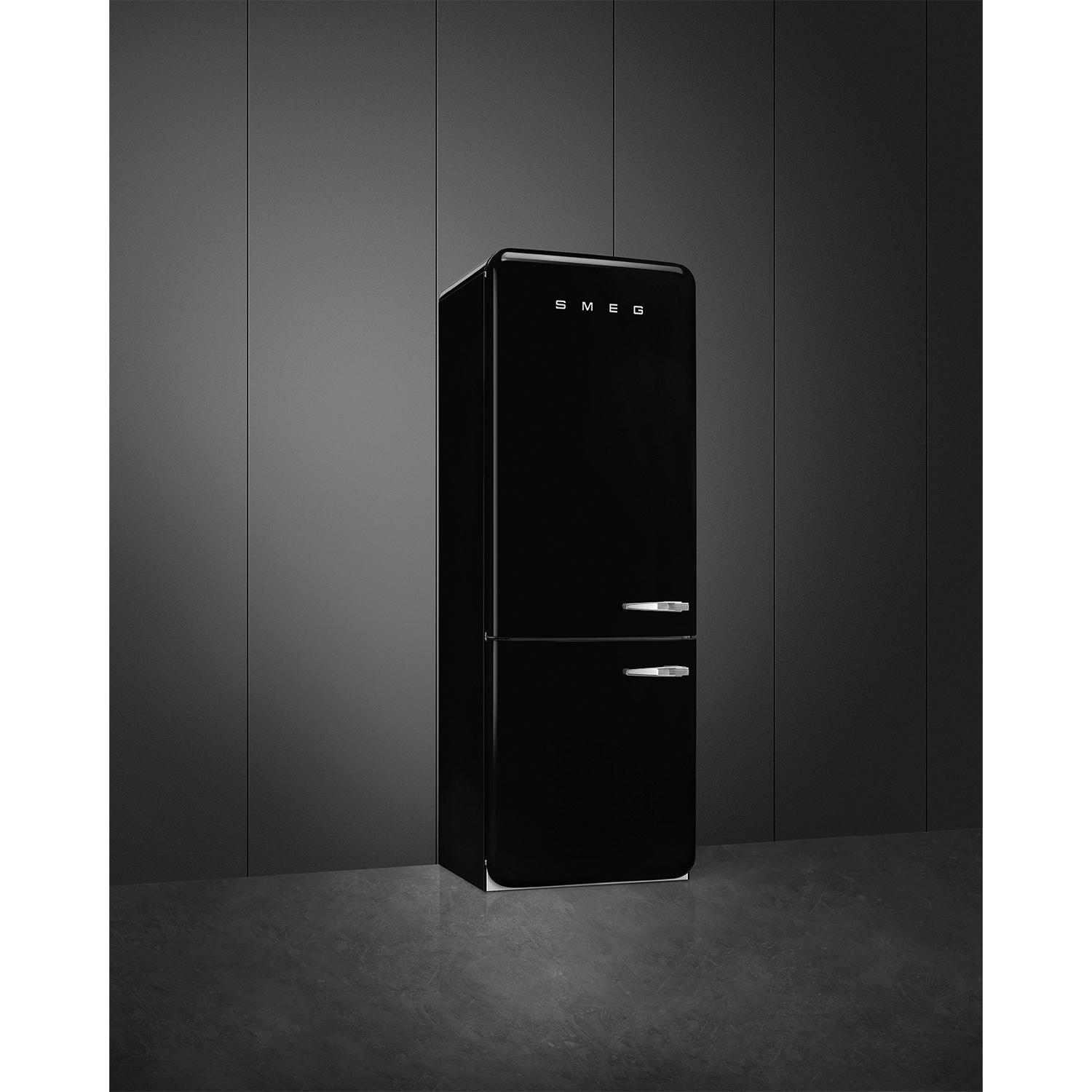Un frigorífico negro estilo retro con tiradores plateados sobre suelo oscuro.