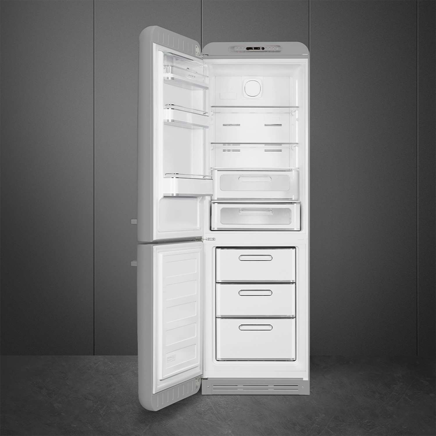 Un refrigerador blanco abierto con múltiples estantes y cajones.
