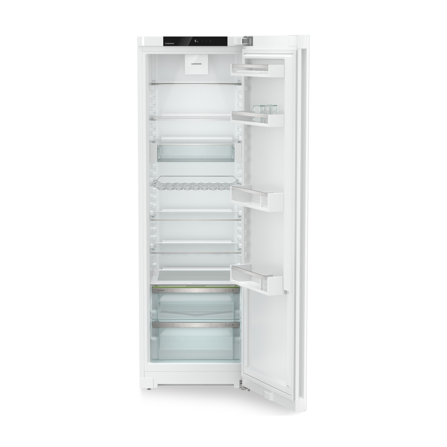 Ein weißer Kühlschrank mit offener Tür, Glasböden und silbernen Griffen.