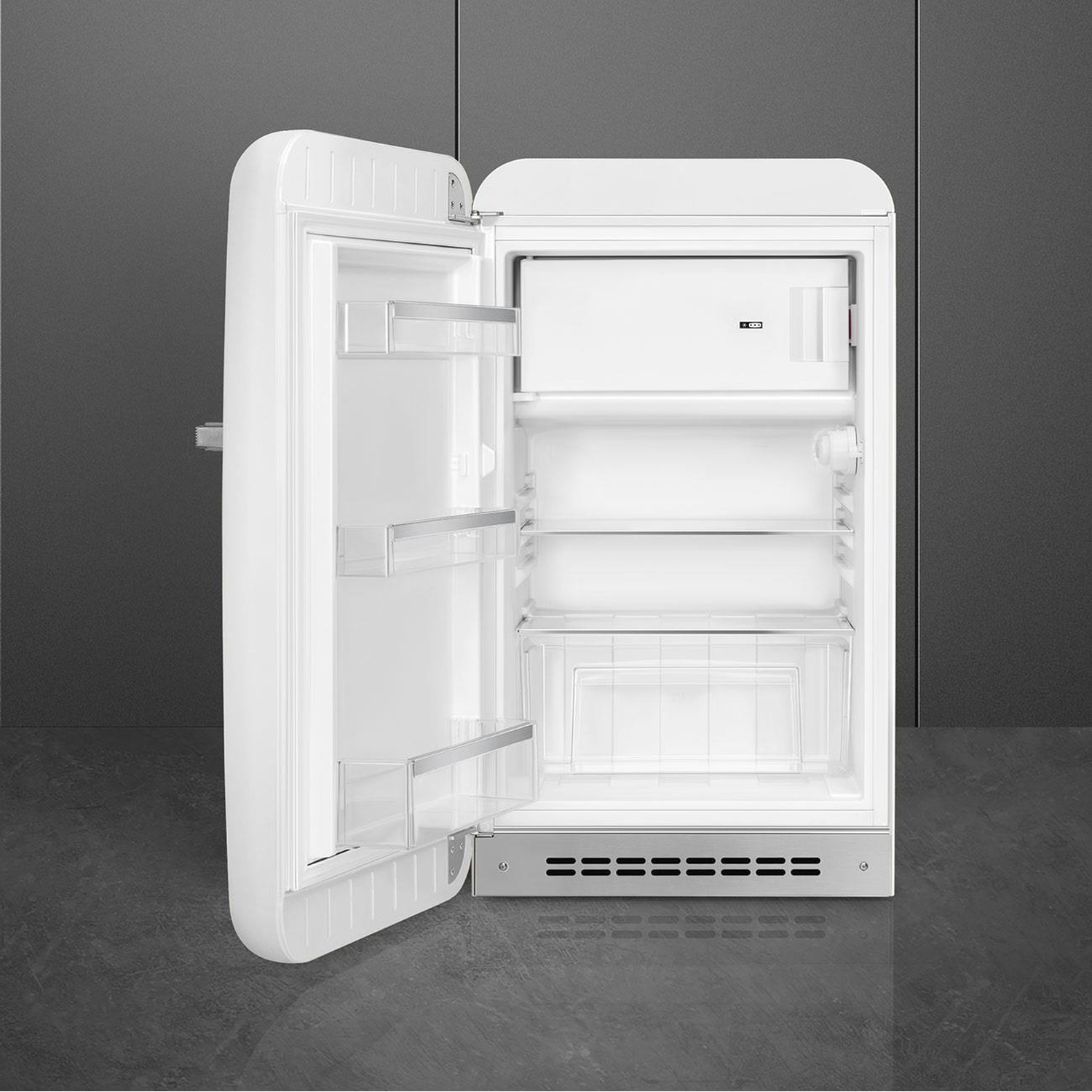 Refrigerador blanco abierto con compartimento congelador arriba y estantes de cristal.