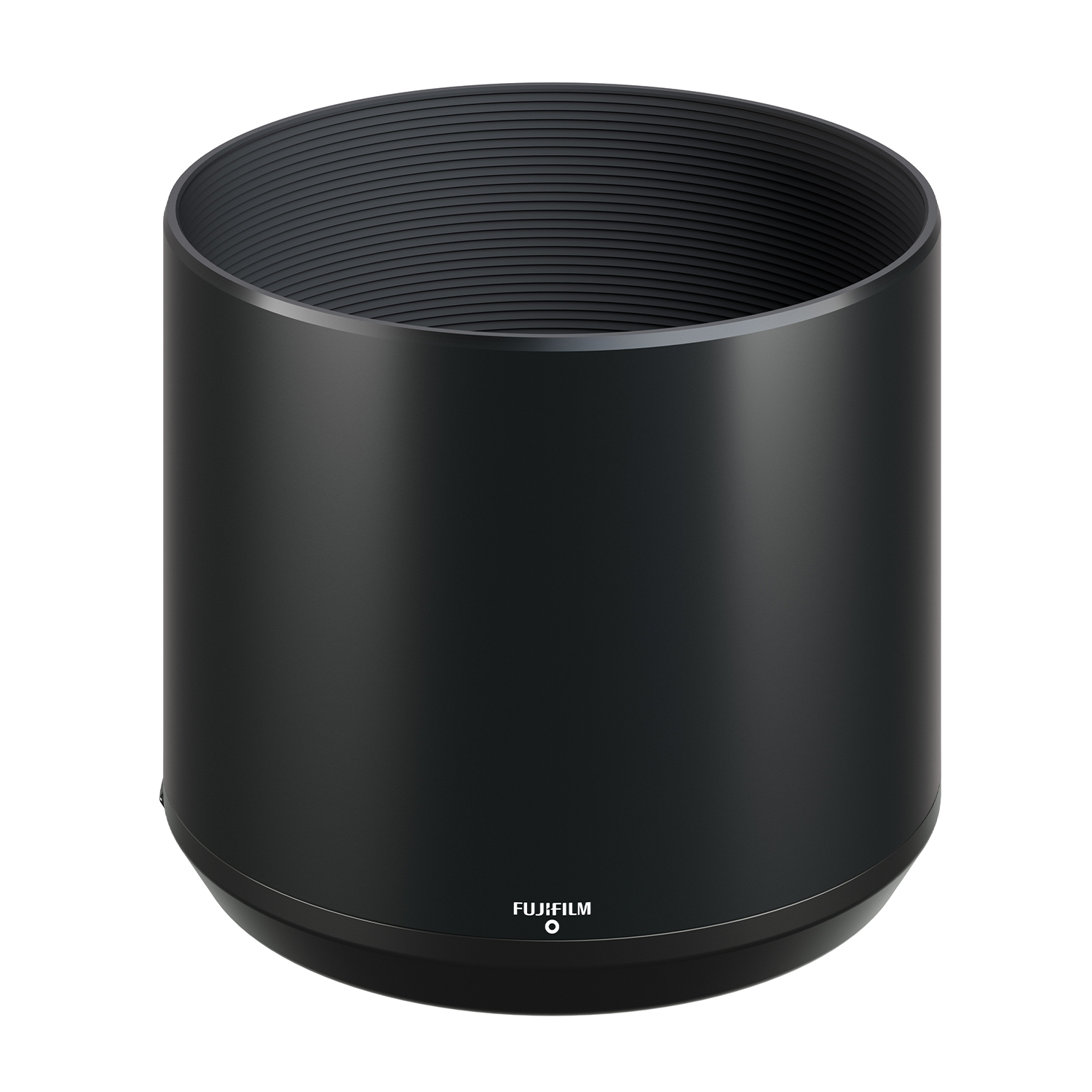 Czarny adapter osłony przeciwsłonecznej z prążkowanym wnętrzem i logo Fujifilm.