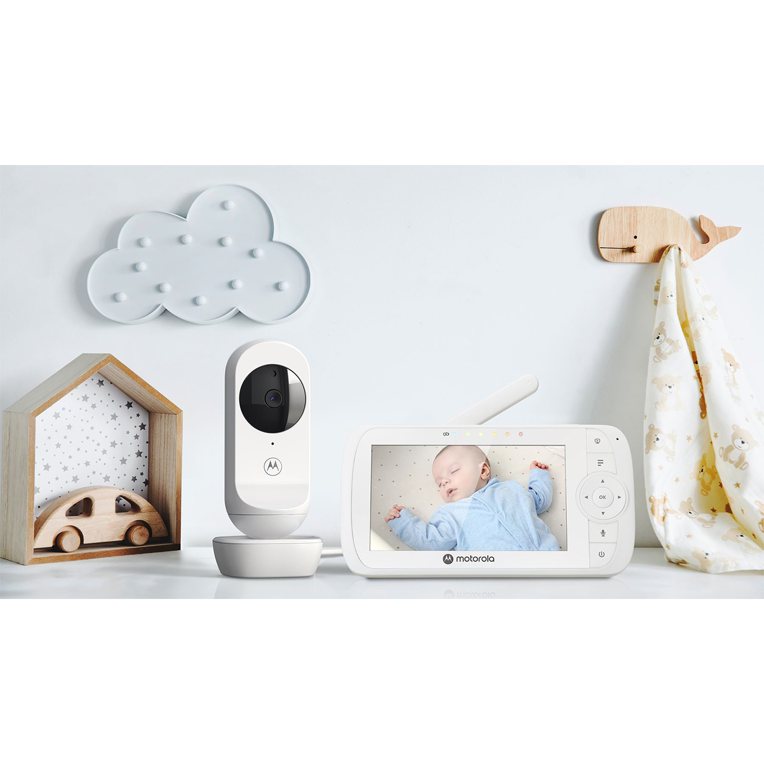 Ein Babyfon mit Kamera und Monitor zeigt ein schlafendes Baby. Dekorationen im Kinderzimmer.
