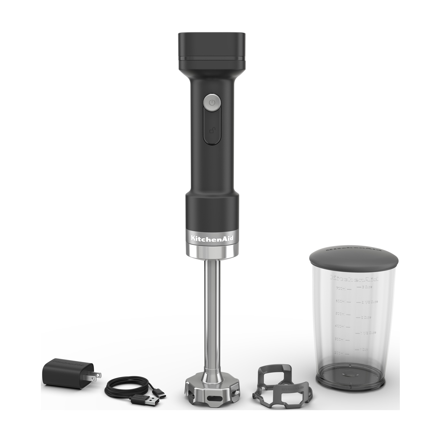 Czarny blender ręczny KitchenAid z ładowarką, kablem, trzepaczką i dzbankiem.