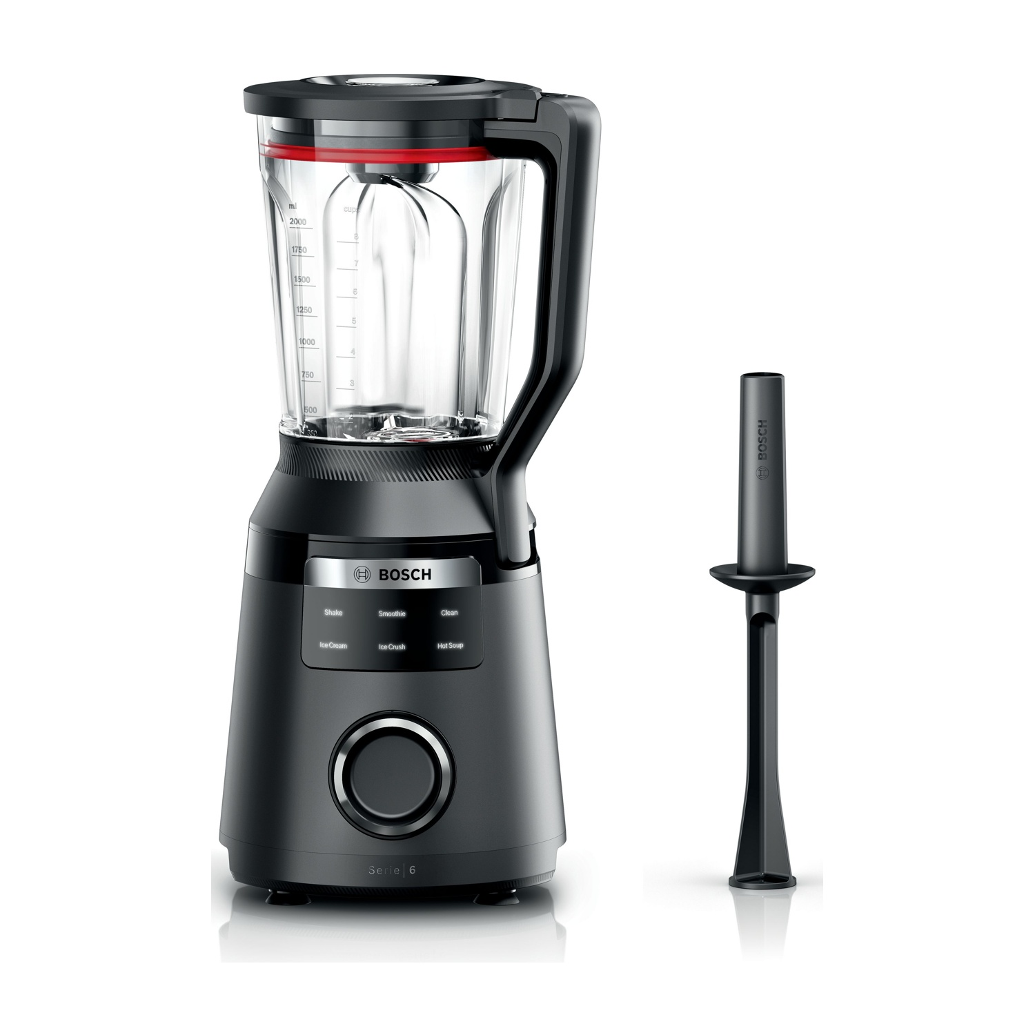 Schwarzer Bosch Mixer mit Glasbehälter und Zubehör auf weißem Hintergrund.