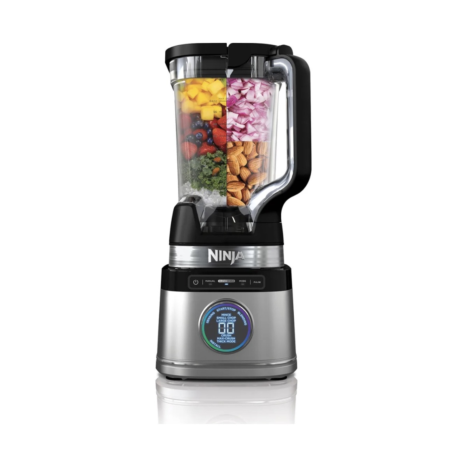 Ein Ninja-Mixer mit Eis, Beeren, Mangowürfeln, Zwiebeln und Mandeln im Behälter.