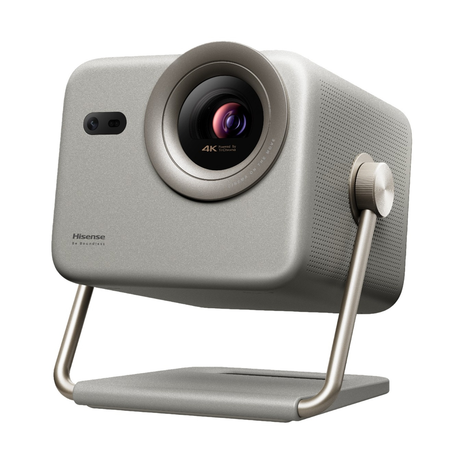 Ein grauer Hisense Be Boundless Projektor mit 4K TriChroma Objektiv auf einem Ständer.