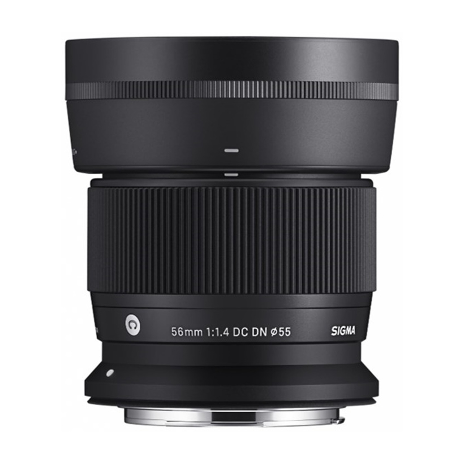 Czarny obiektyw Sigma 56mm 1:1.4 DC DN z radełkowanymi pierścieniami i znacznikami ostrości.