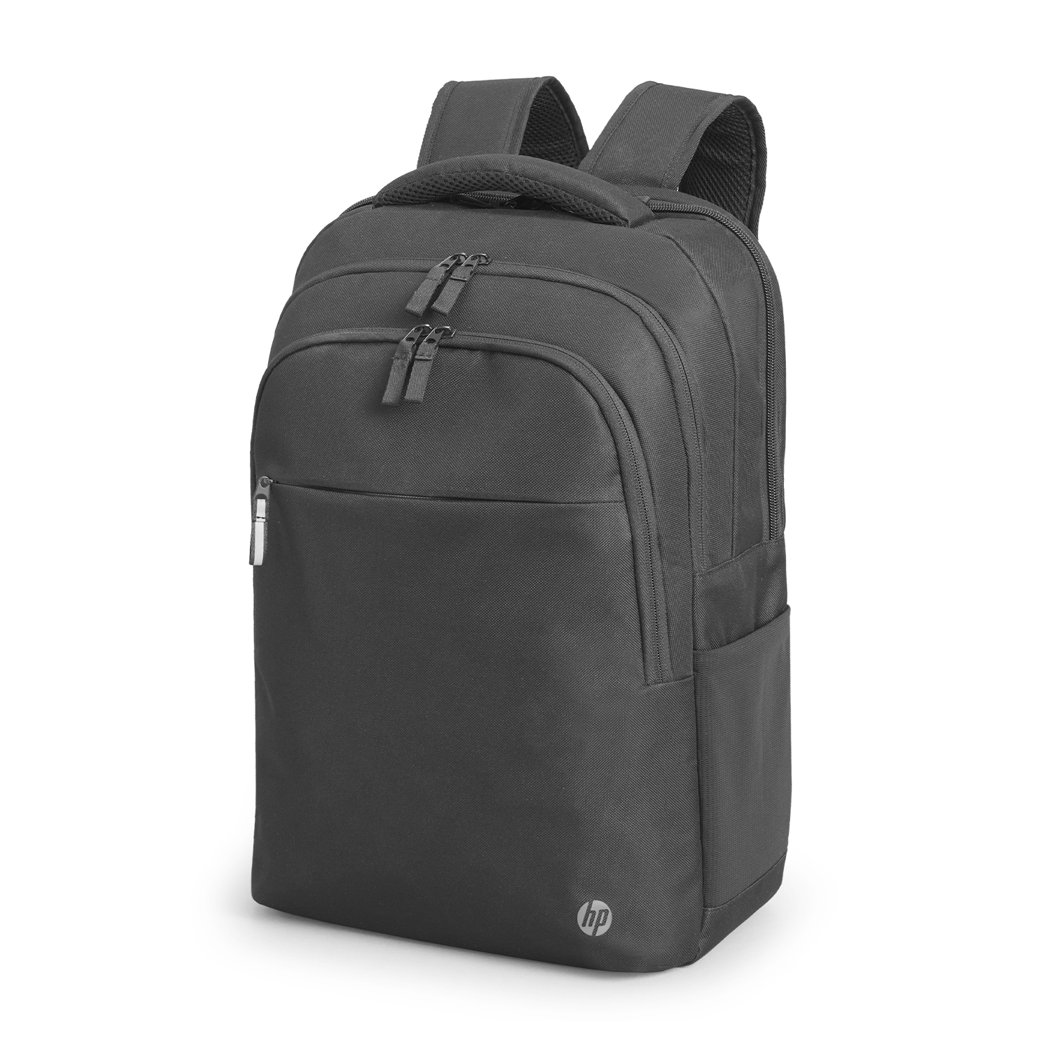Ein schwarzer HP-Rucksack mit mehreren Reißverschlüssen und Seitentaschen ist weiß dargestellt.