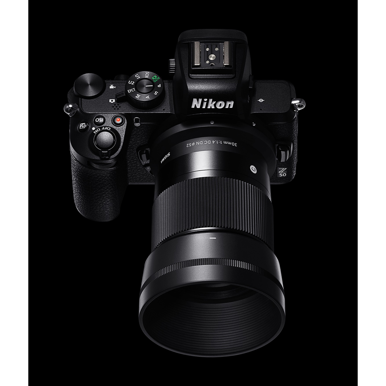 Czarny aparat Nikon Z 50 z obiektywem Sigma 30mm f/1.4 DC DN.