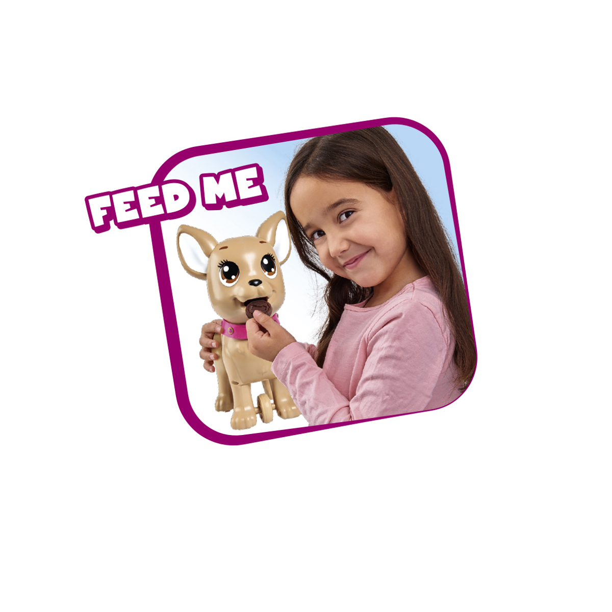 Ein Mädchen füttert einen braunen Spielzeughund mit einem Keks.