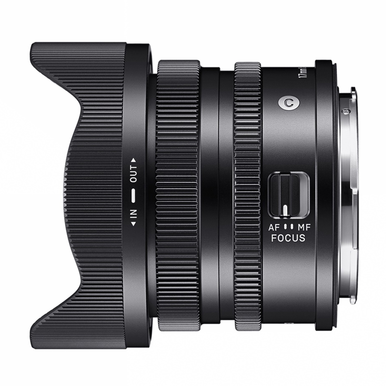 Czarny obiektyw aparatu z pierścieniem ostrości i oznaczeniami.