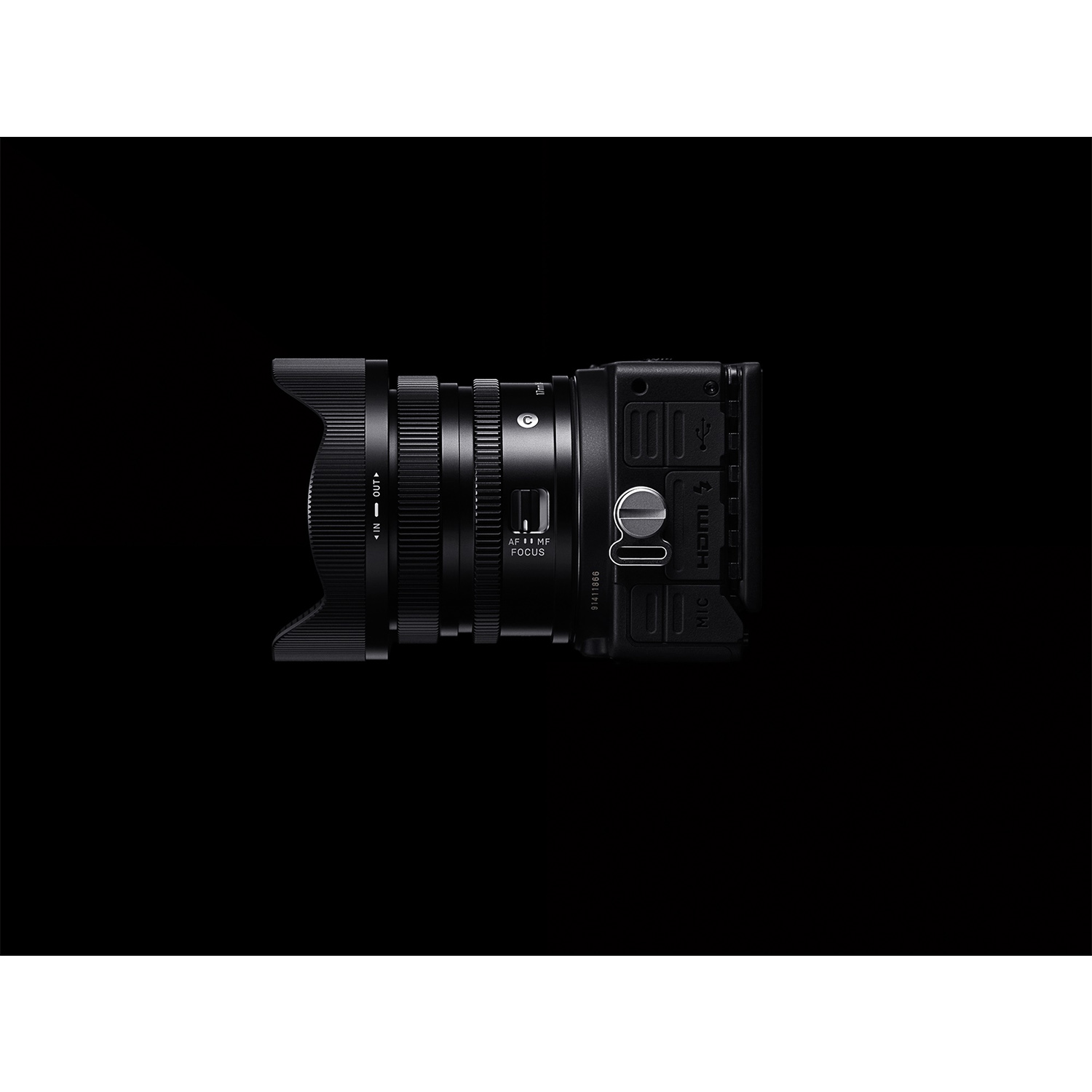 Czarny aparat z obiektywem, wyposażony w porty USB, HDMI i mikrofonowe.