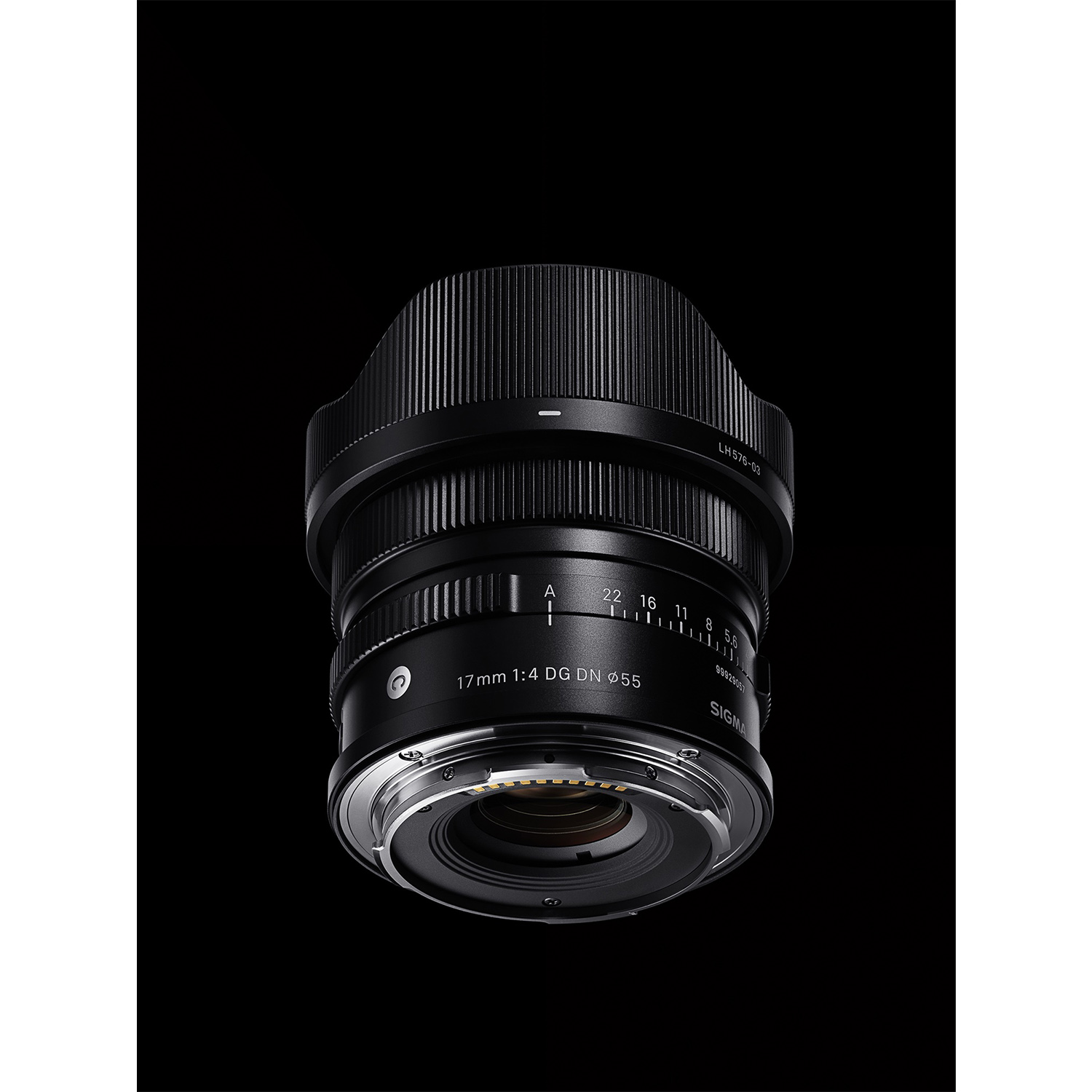Czarny obiektyw Sigma 17mm 1:4 DG DN z pierścieniem przysłony i oznaczeniami.