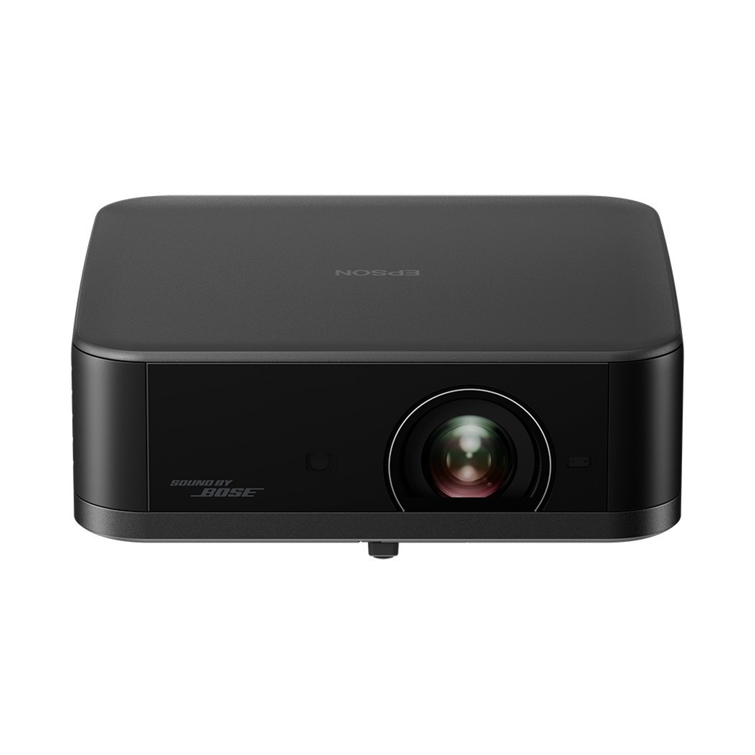 Un proiettore Epson nero con tecnologia audio Bose su sfondo bianco.