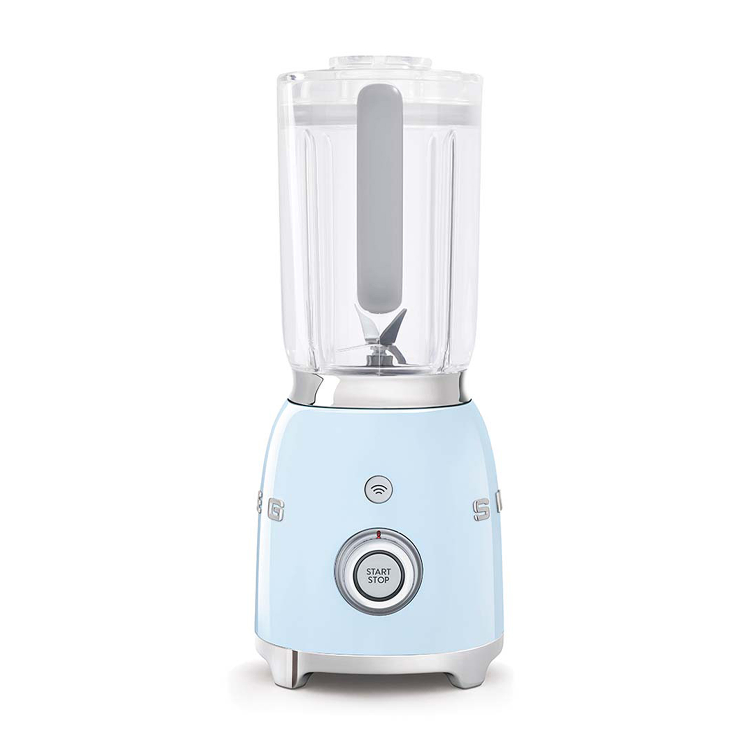 Şeffaf haznesi ve gümüş aksanları olan açık mavi blender. Başlat/durdur düğmesi.