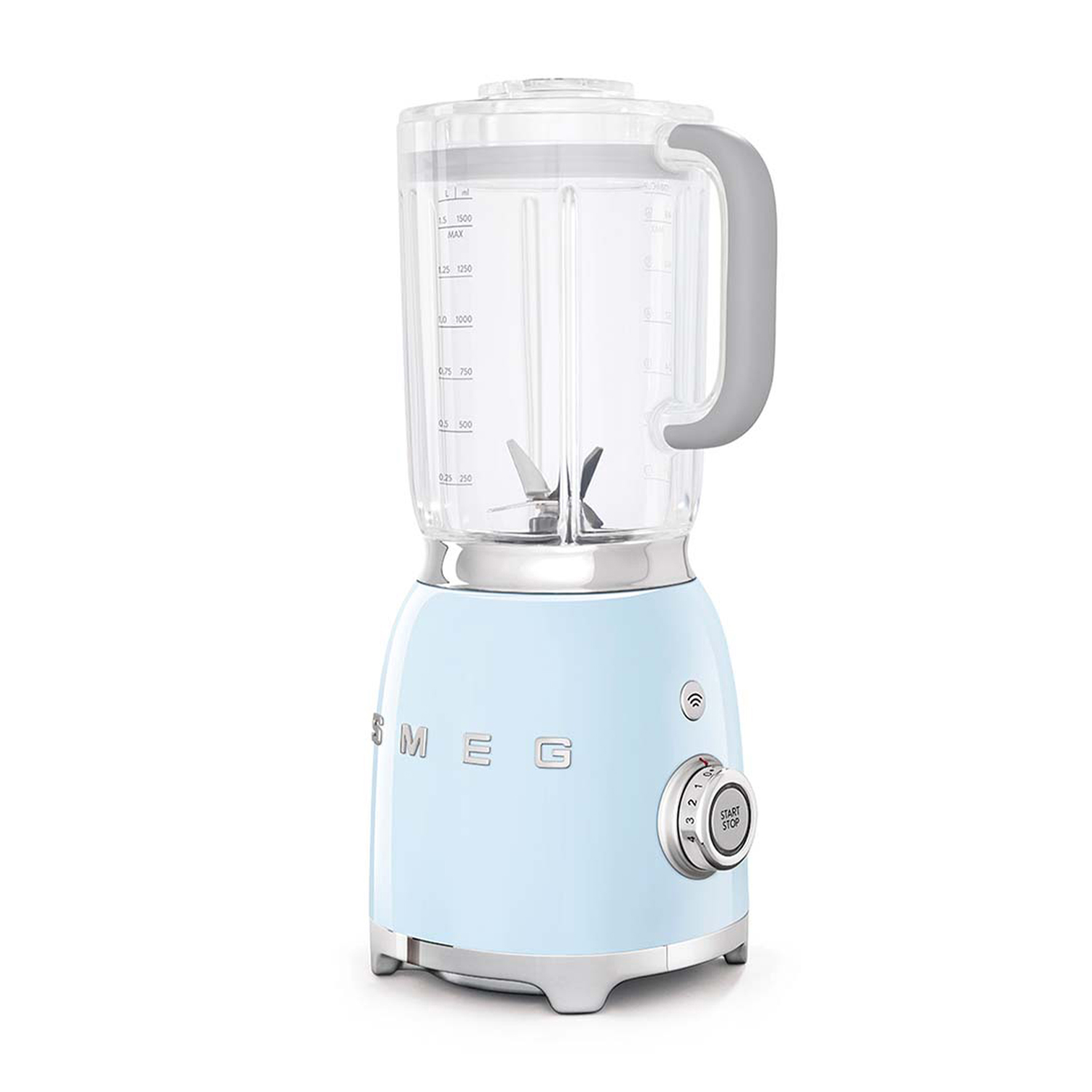 Şeffaf sürahi ve gri sapa sahip açık mavi bir SMEG blender.