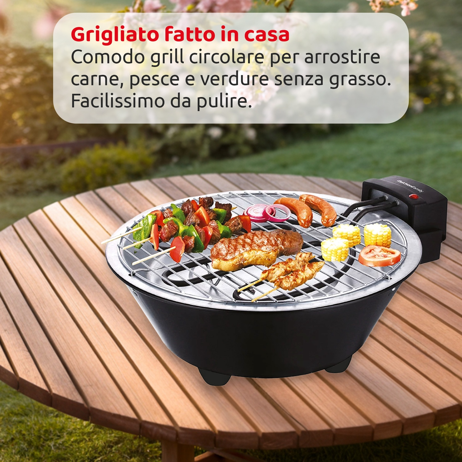 Ein runder Grill mit Fleischspießen, Würstchen, Mais und Tomaten steht auf einem Holztisch.