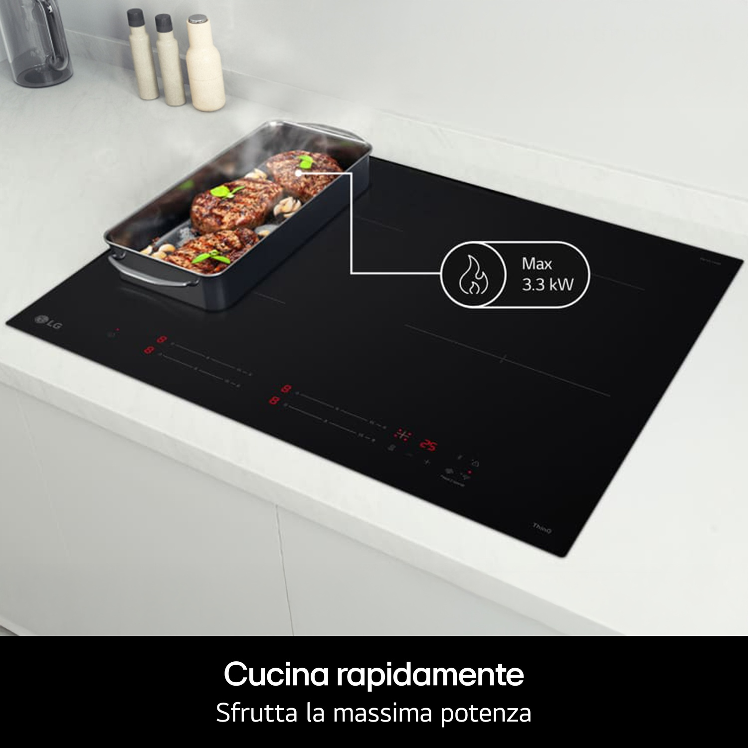 Una placa de inducción con cuatro quemadores, con carne cocinándose en una sartén.