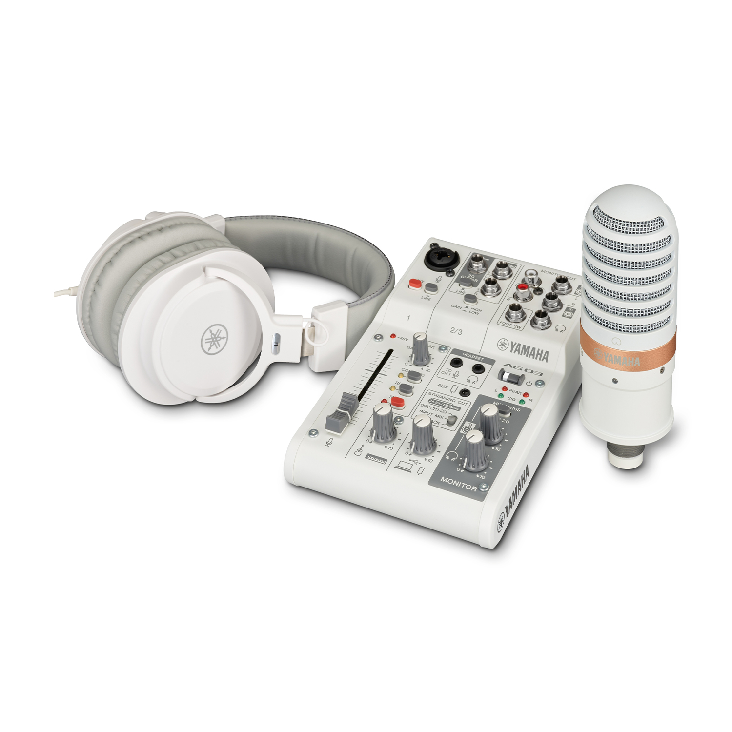 Cuffie, mixer e microfono Yamaha bianchi su sfondo bianco.