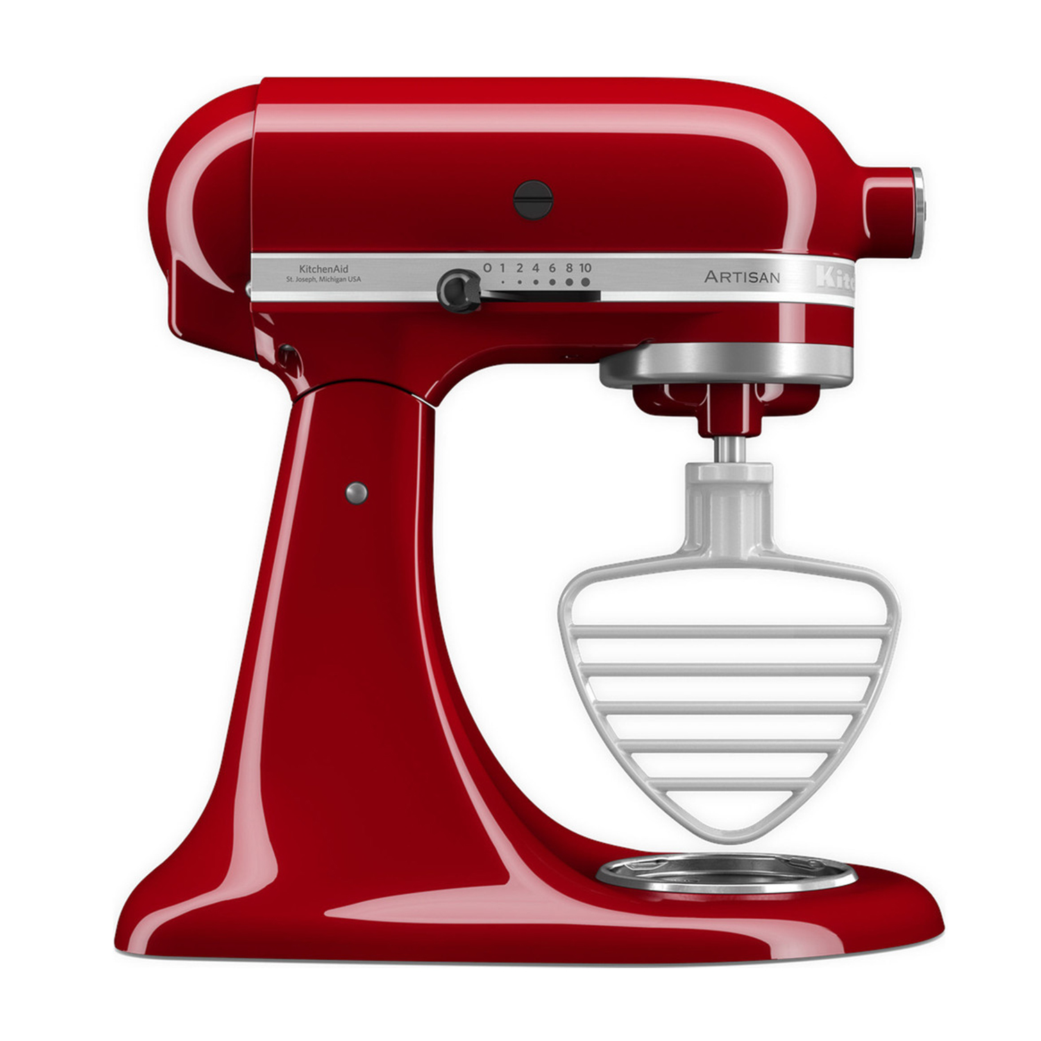Ein roter KitchenAid Artisan Standmixer mit silbernem Rührbesen auf weißem Hintergrund.
