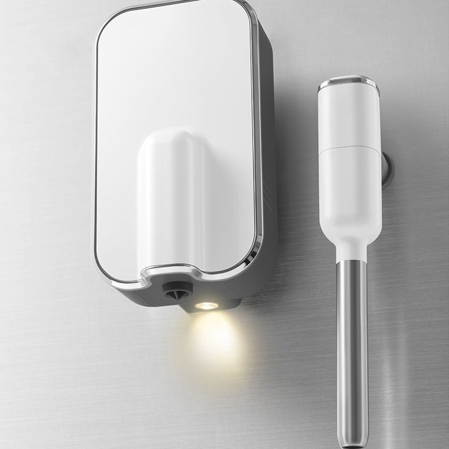 Un electrodoméstico blanco en una pared con una varilla plateada al lado.