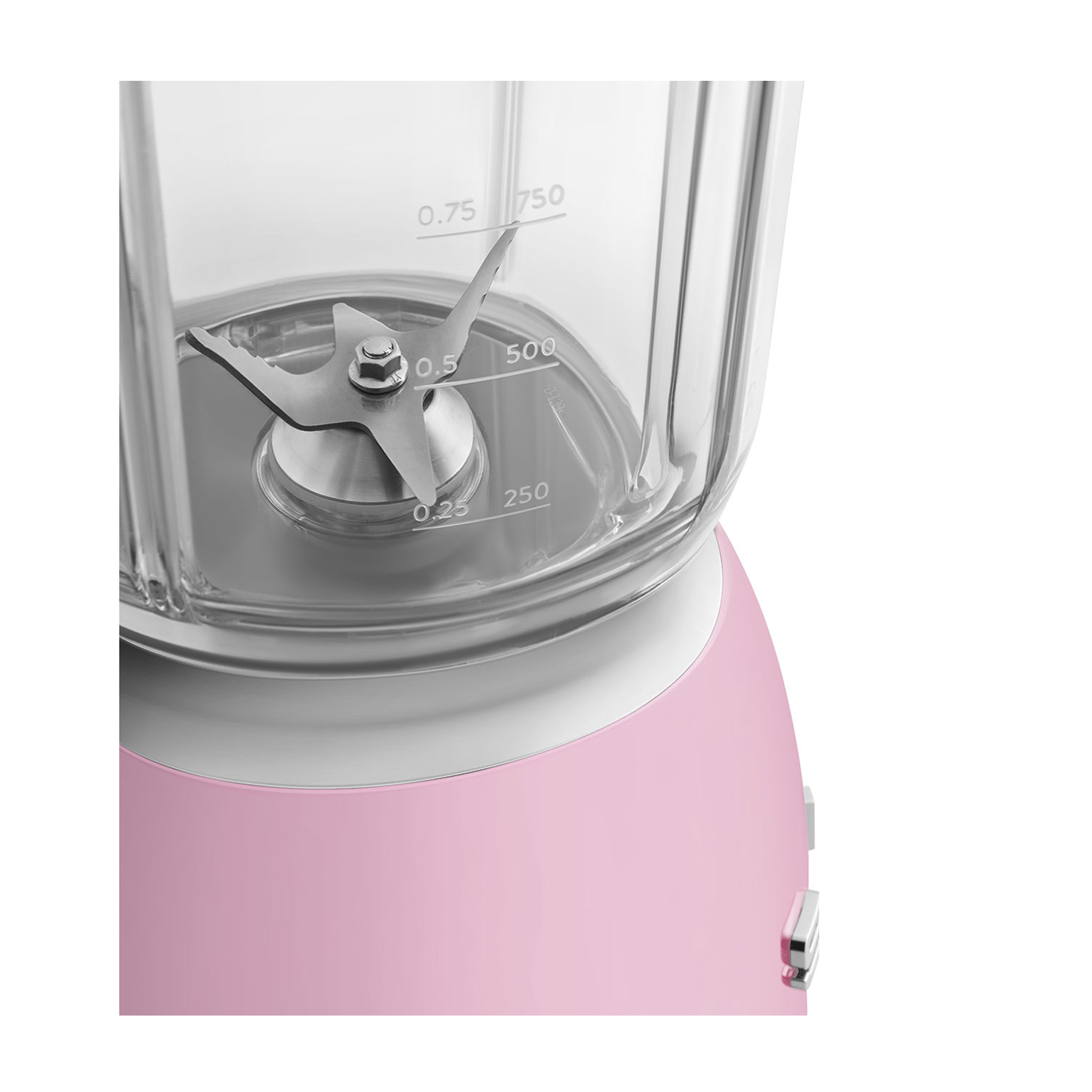 Nahaufnahme eines rosa Mixers mit transparentem Behälter und Metallscherblättern.