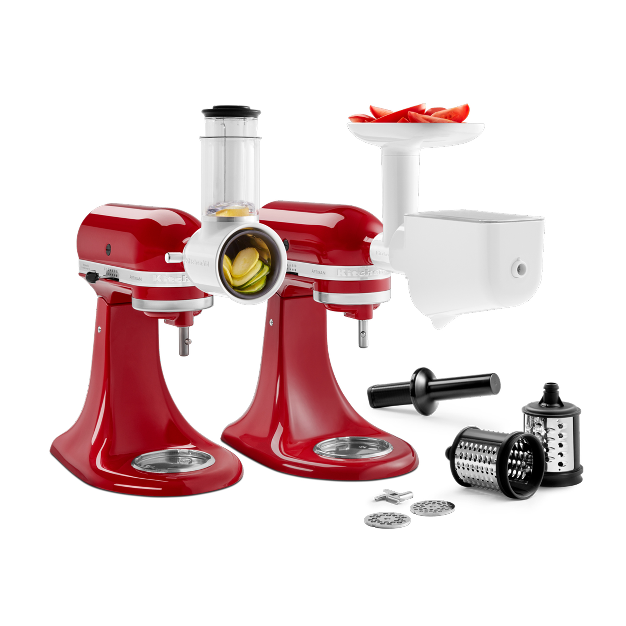 Zwei rote KitchenAid-Küchenmaschinen mit Zubehör wie Reibaufsätzen und Tomatenstücken.
