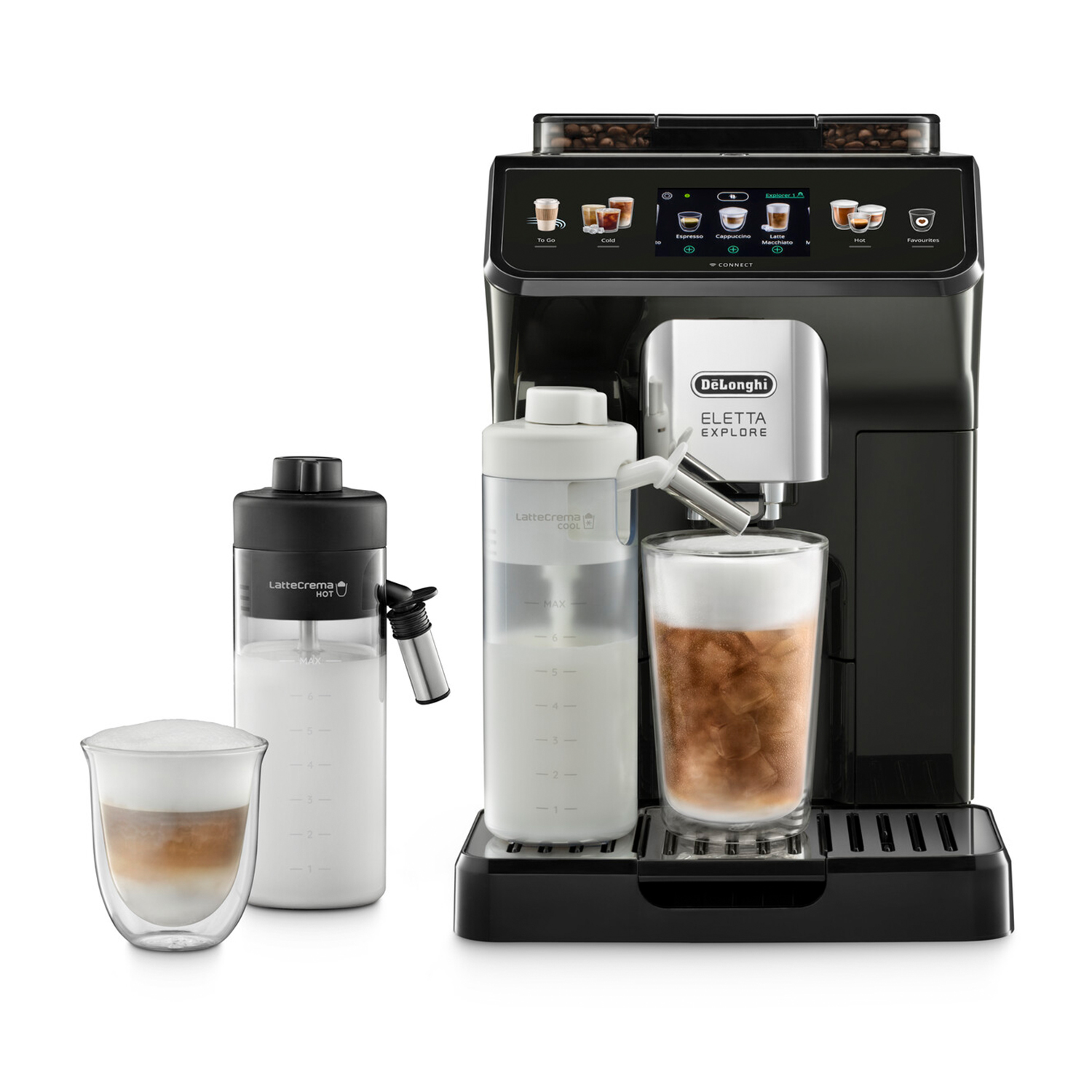 Czarny ekspres DeLonghi z dzbankami na mleko i szklanką kawy.