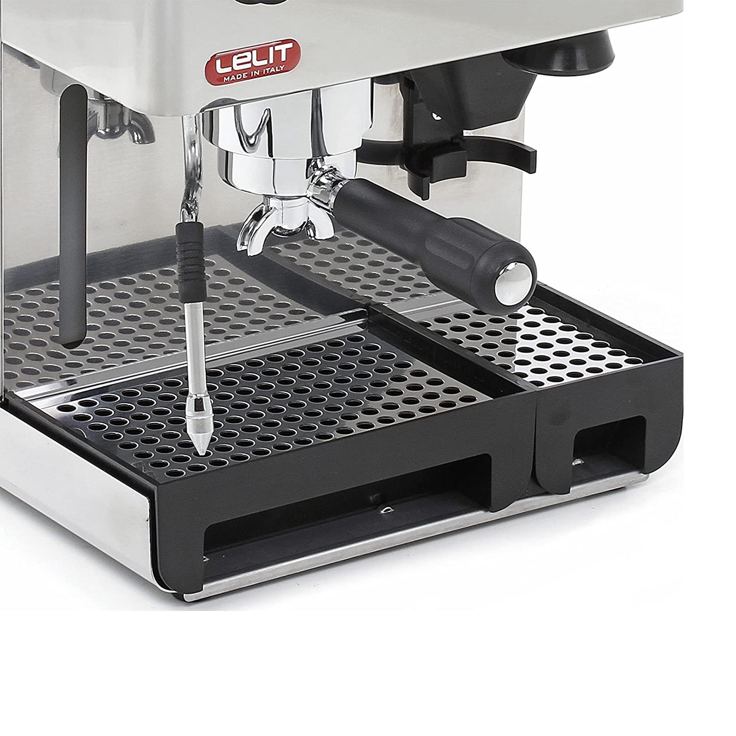 Primo piano di una macchina per espresso argentata con manico nero e vassoio raccogligocce.