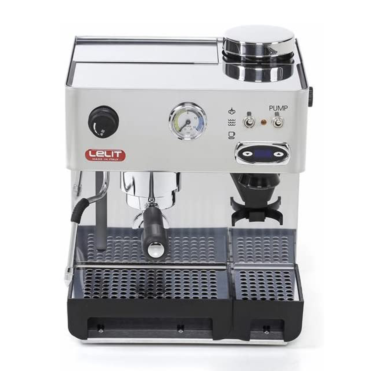 Una lucida macchina per espresso argentata con manico nero, manometro e controlli.