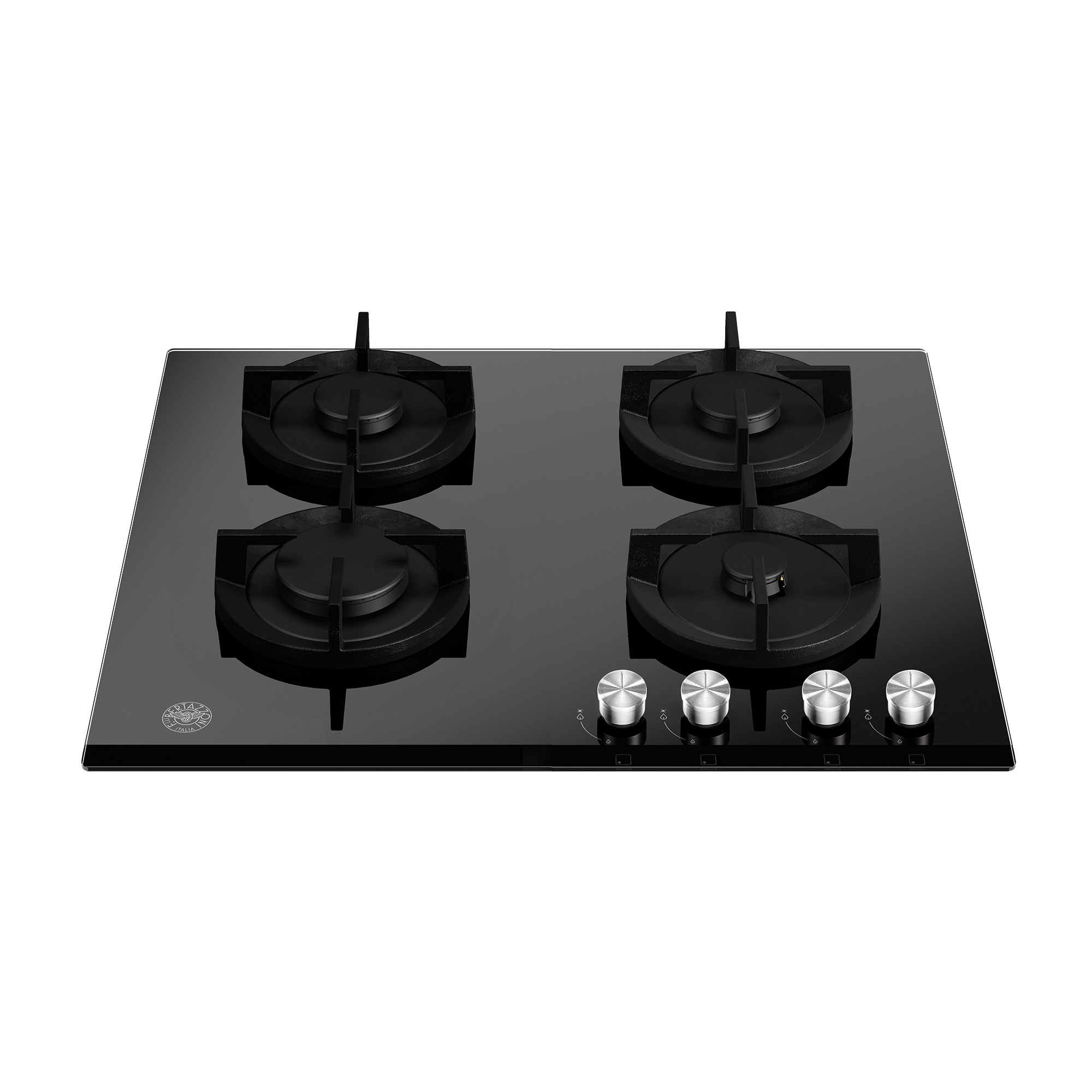Un elegante piano cottura a gas nero a quattro fuochi con manopole argentate, su sfondo bianco, visto da un'angolazione.