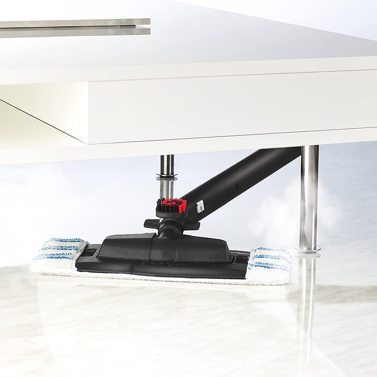 Mop z niebiesko-białymi paskami pod białym stołem.