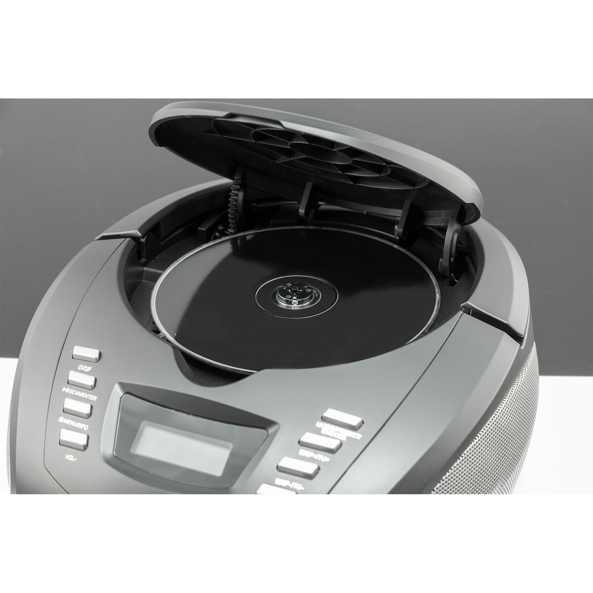 Ein schwarzer CD-Player mit geöffnetem Deckel und eingelegter CD.