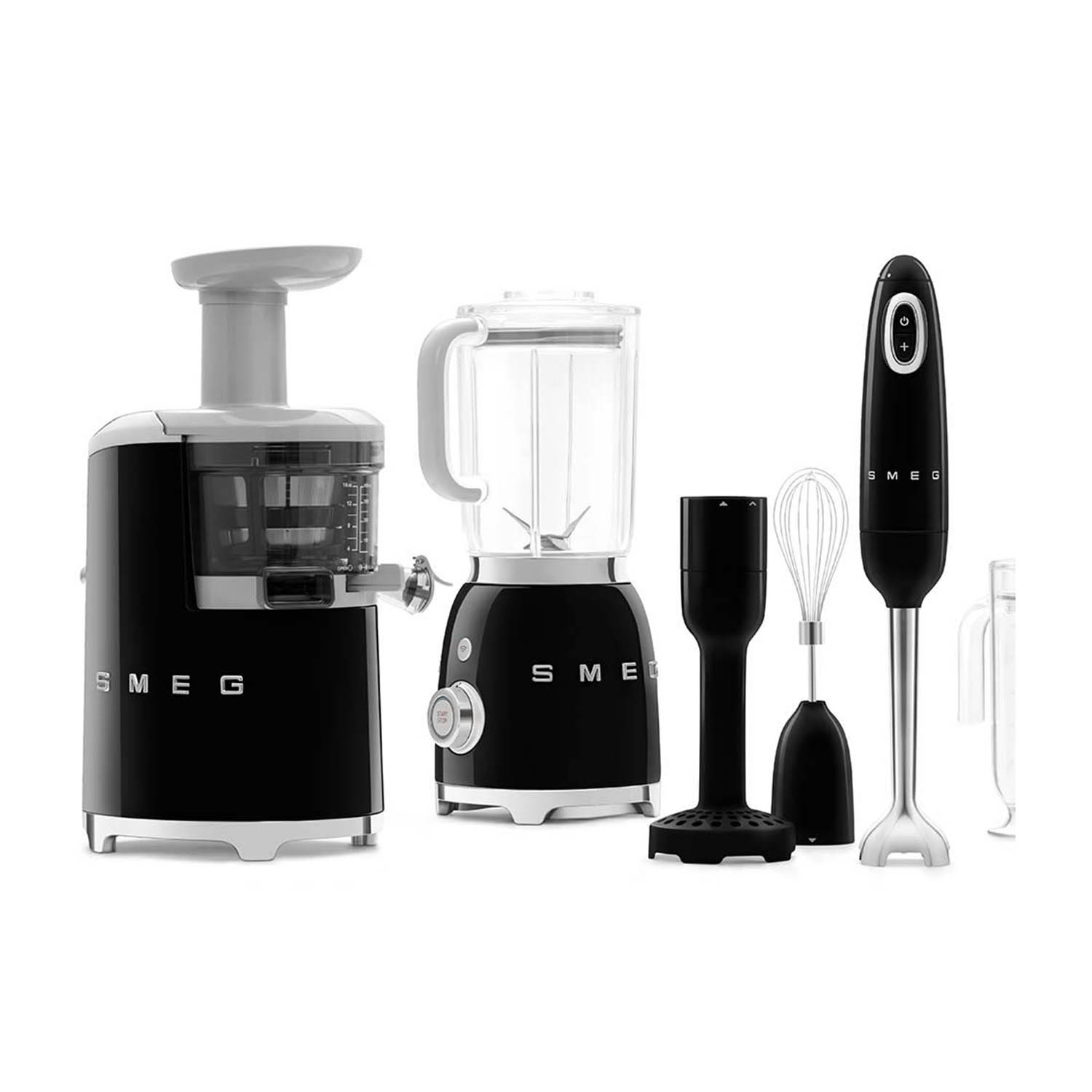 Licuadora, batidora, batidora de inmersión y accesorios Smeg negros sobre fondo blanco.