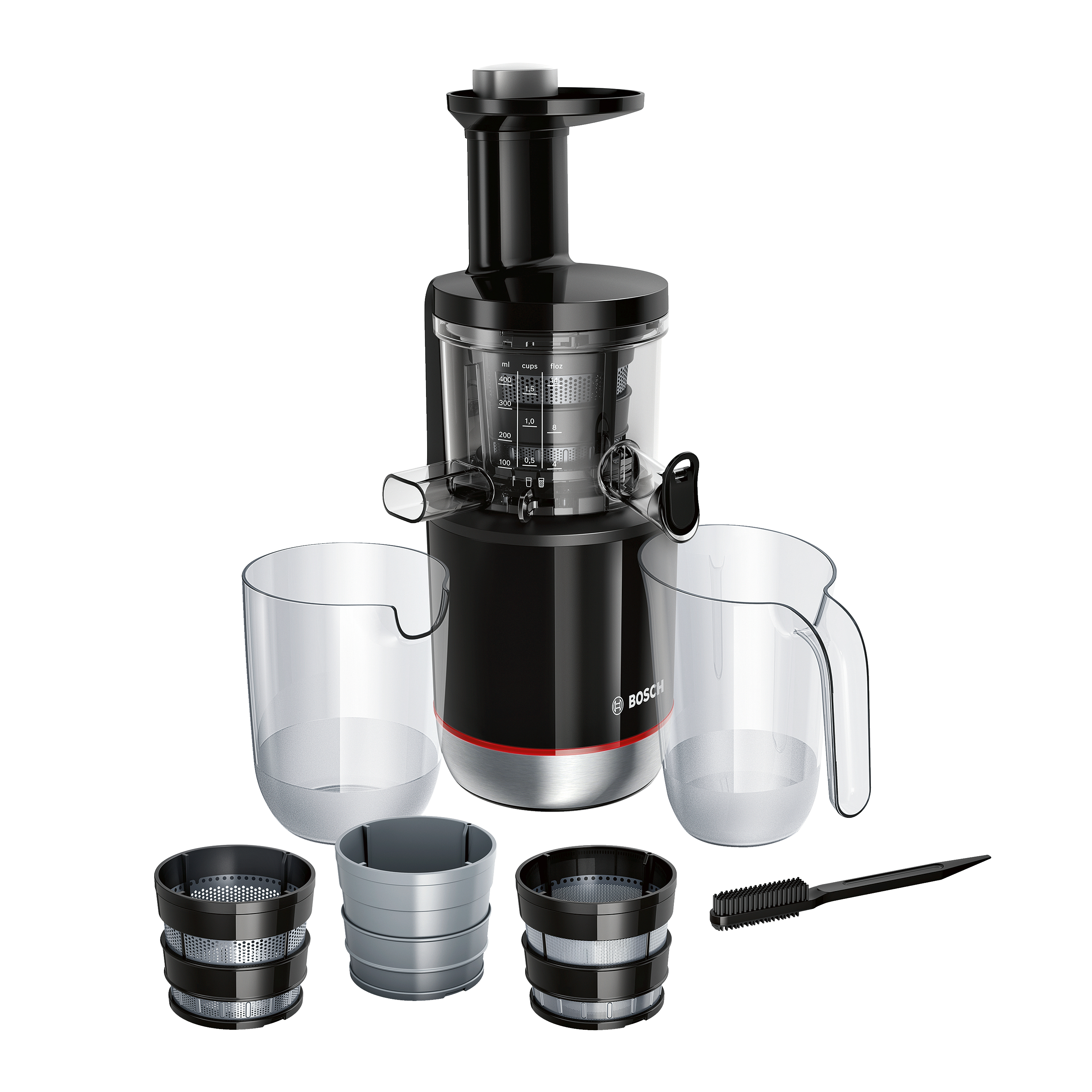 Un extractor de jugos Bosch negro con accesorios: dos jarras, tres filtros y un cepillo.