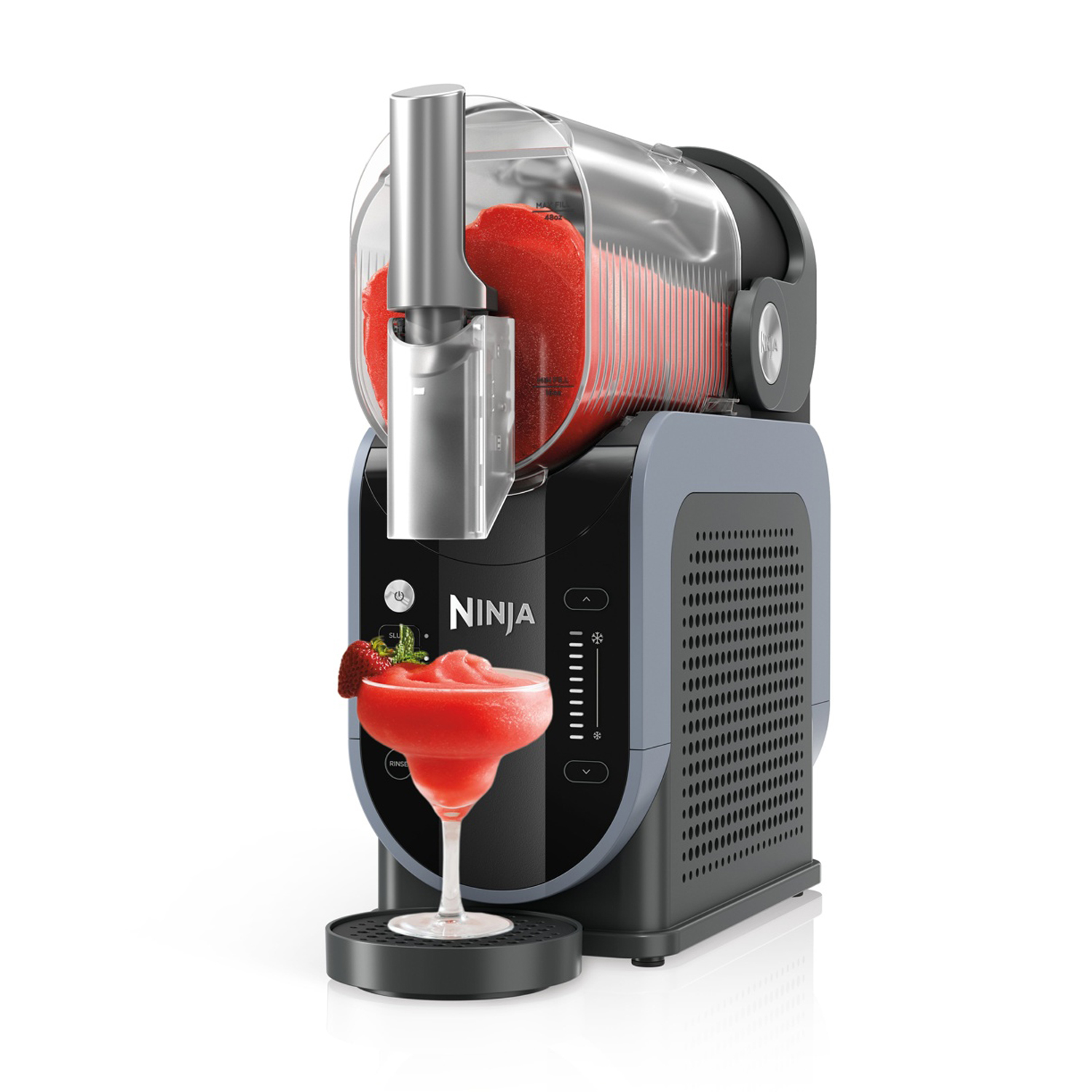 Una macchina Ninja Slushie con granita rossa e guarnizione di fragola.
