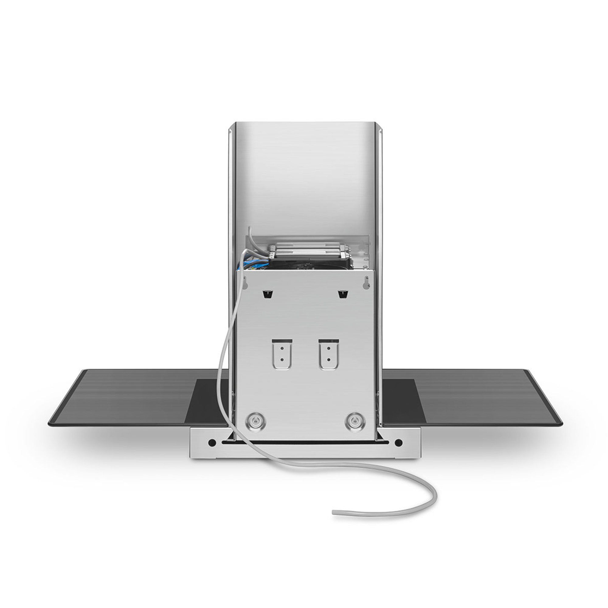 Una computadora plateada en un estante negro con cables.