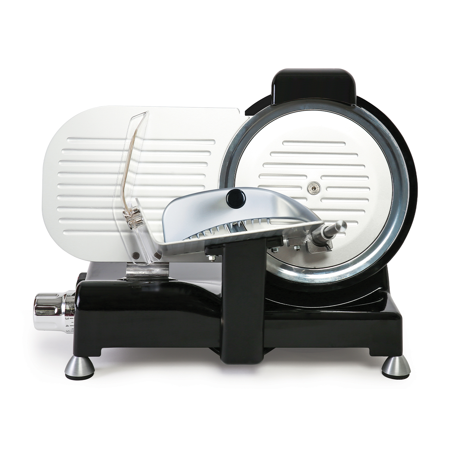 Czarno-srebrna elektryczna krajalnica do mięsa z dużym okrągłym ostrzem i przesuwnym wózkiem, na białym tle.