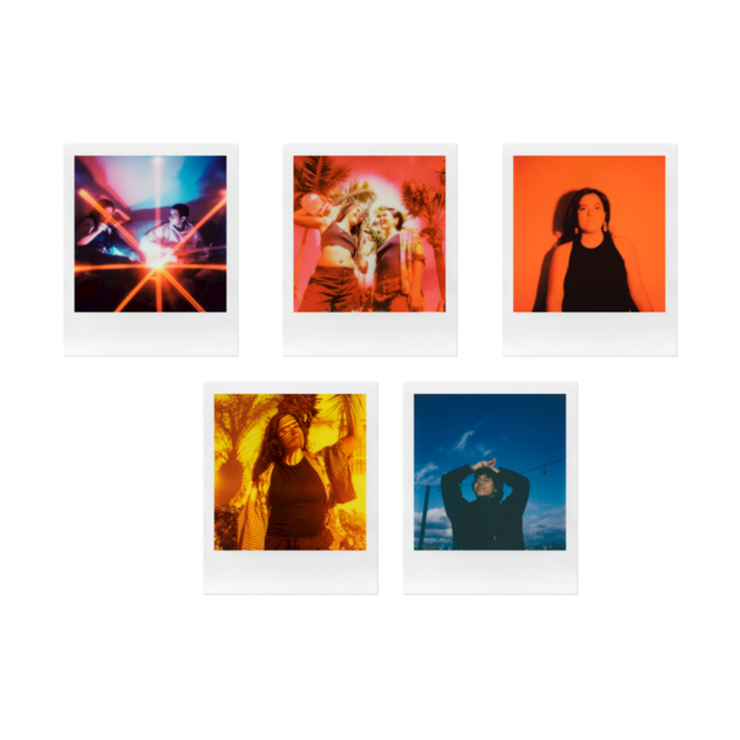 Fünf Polaroid-Fotos: Musiker, Freunde, eine Frau, eine Frau im Freien und eine Frau unter blauem Himmel.