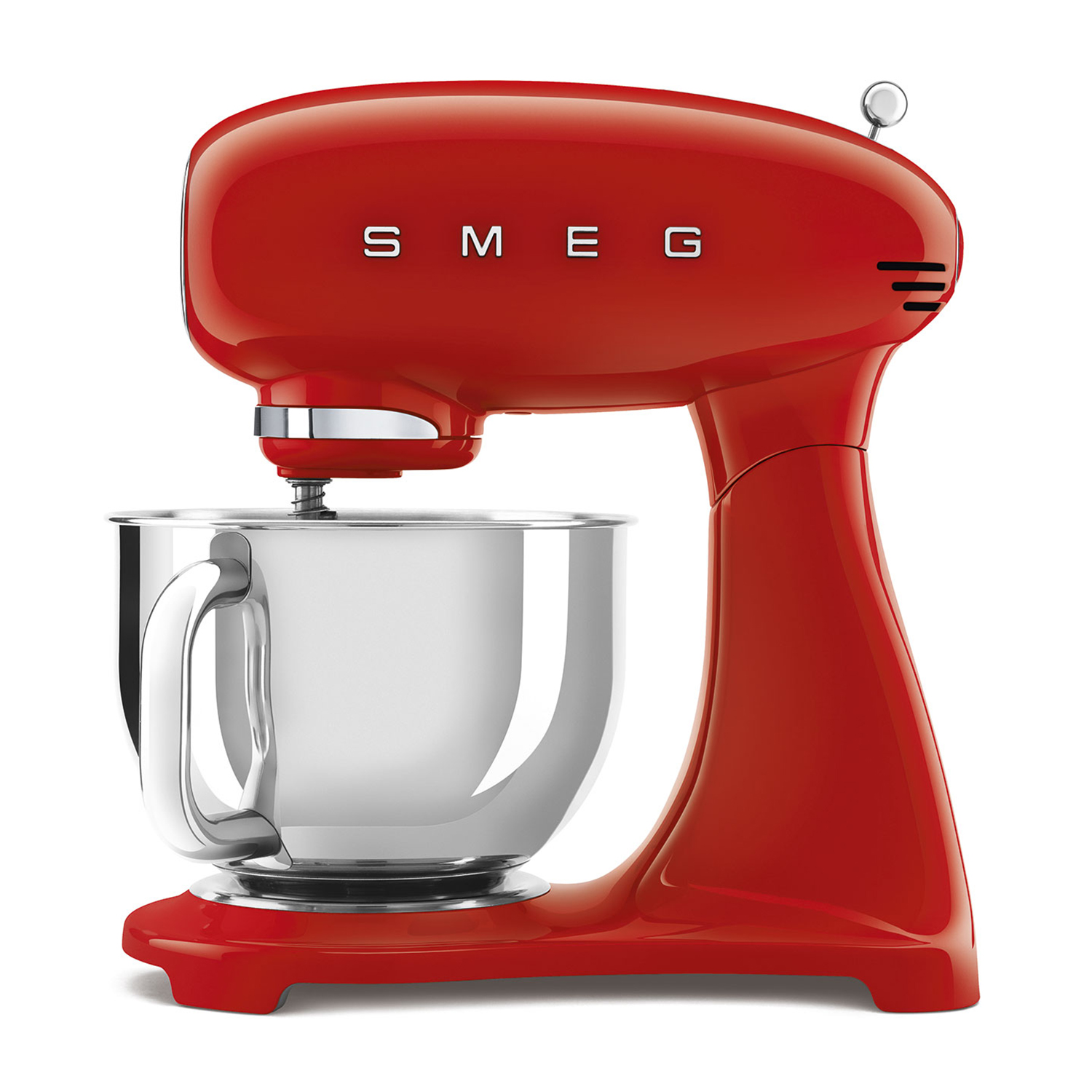 Un robot da cucina rosso SMEG con ciotola argentata su sfondo bianco.