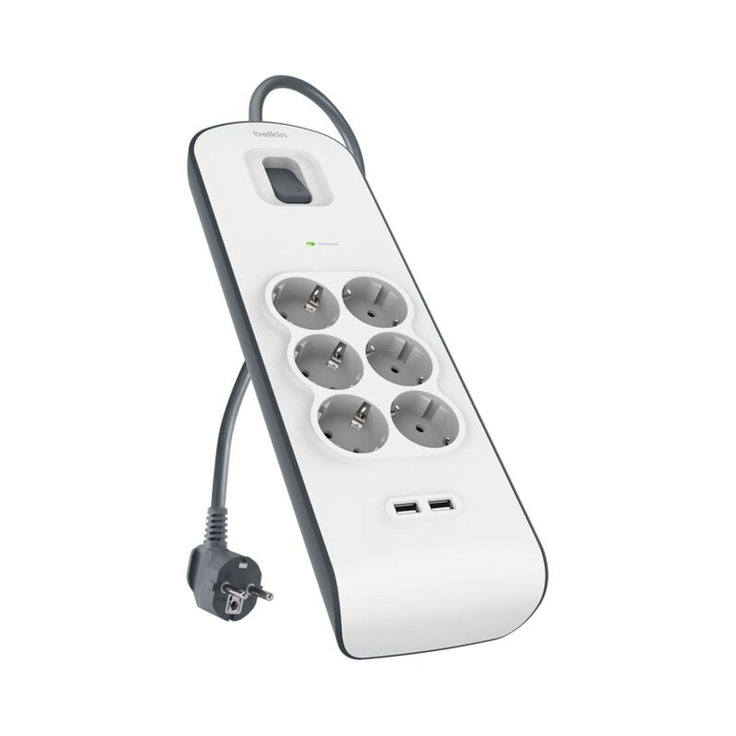 Un protettore di sovratensione Belkin bianco con sei prese e due porte USB è inclinato su uno sfondo bianco, con la spina grigia visibile.