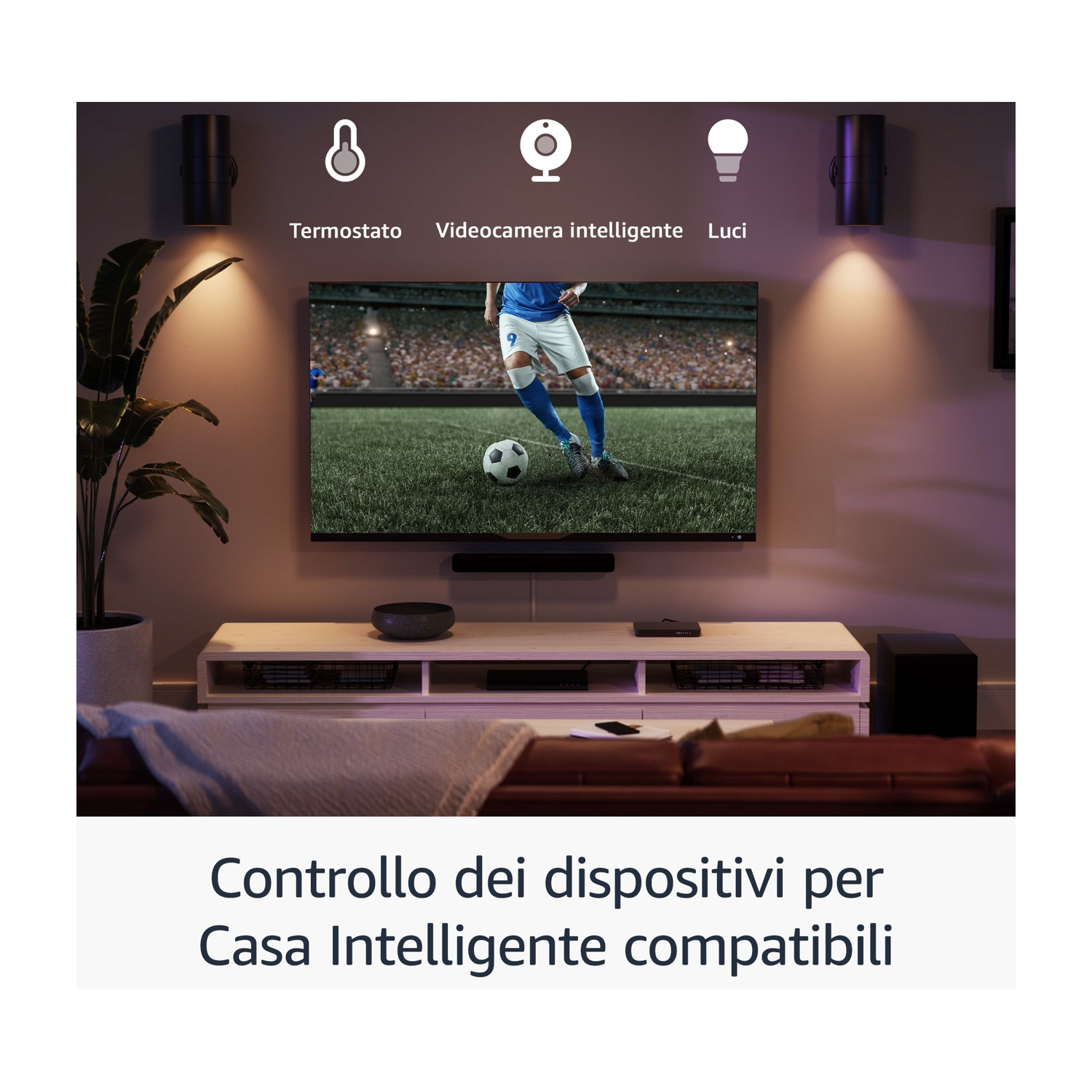 Un soggiorno con una TV che mostra una partita di calcio.