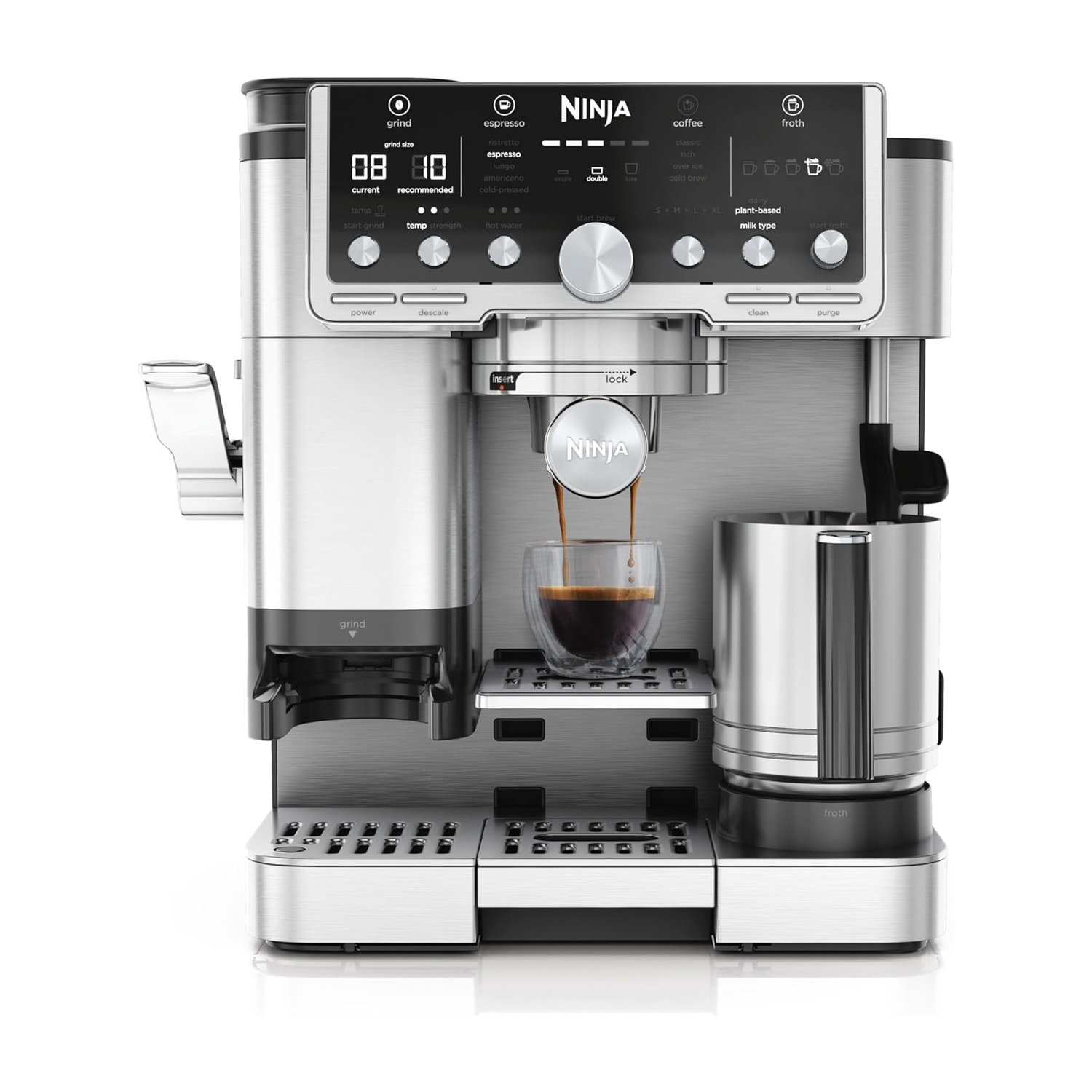 Een zilveren Ninja koffiezetapparaat zet espresso in een glas.