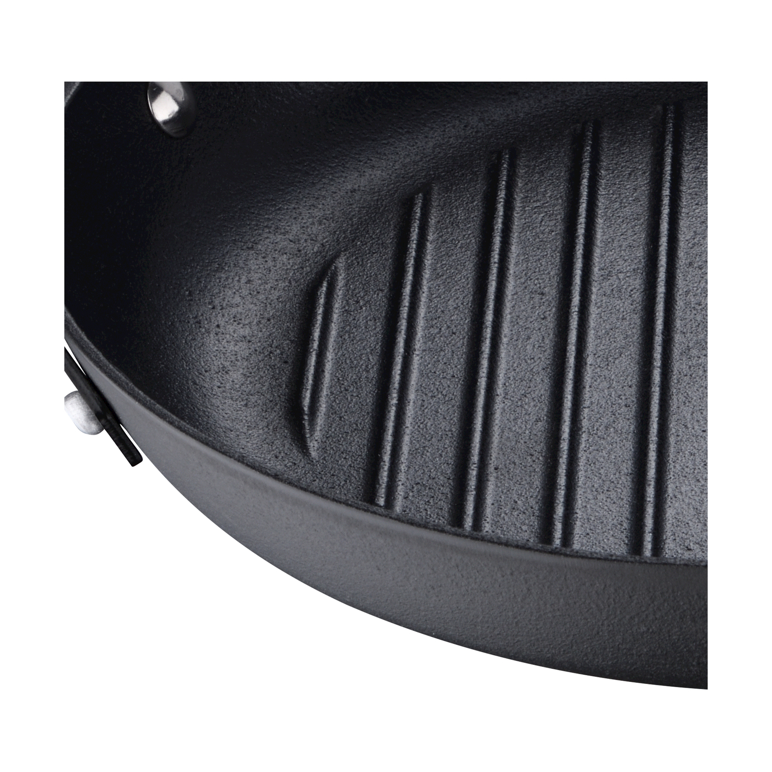 Primo piano di una padella grill nera con nervature e rivetti.
