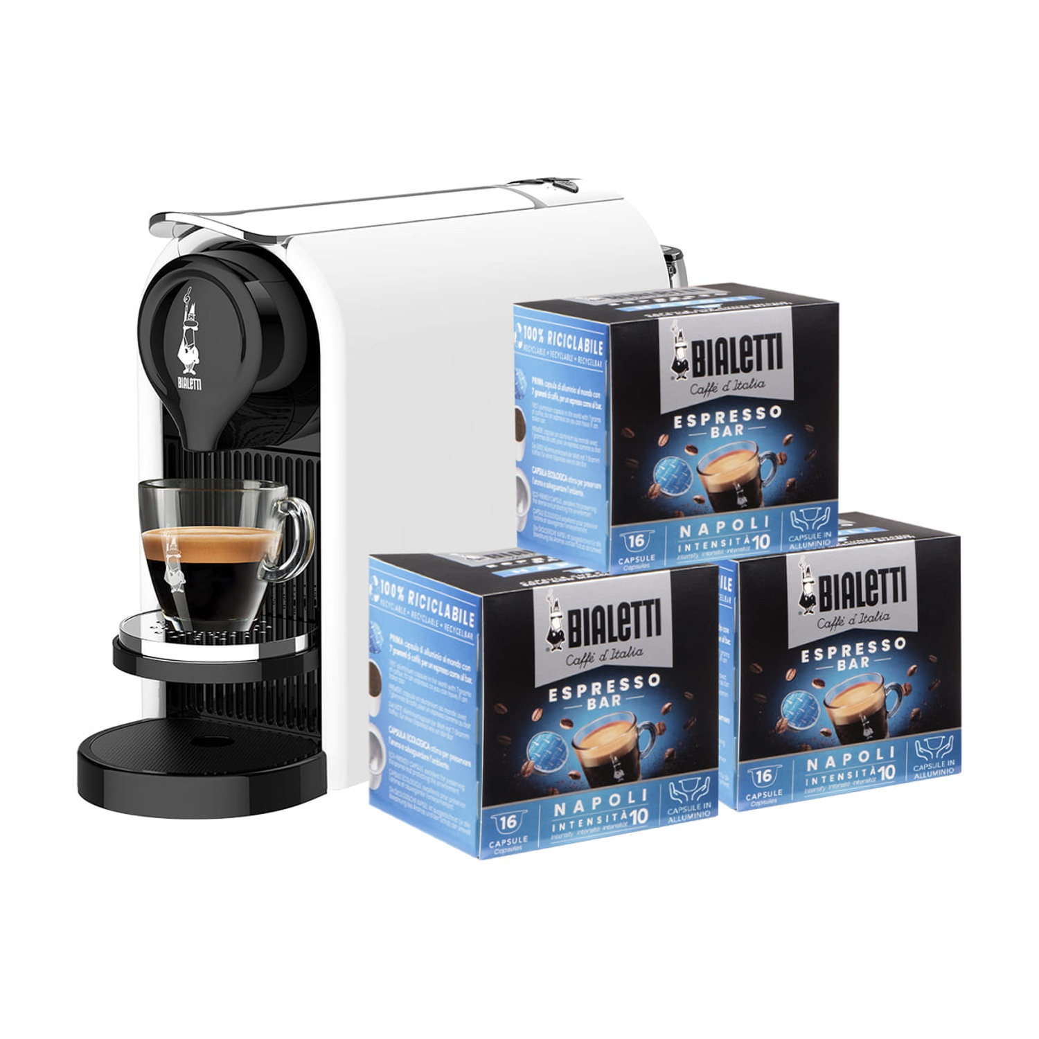 Una macchina per espresso Bialetti bianca con una tazzina di caffè e tre confezioni di capsule.