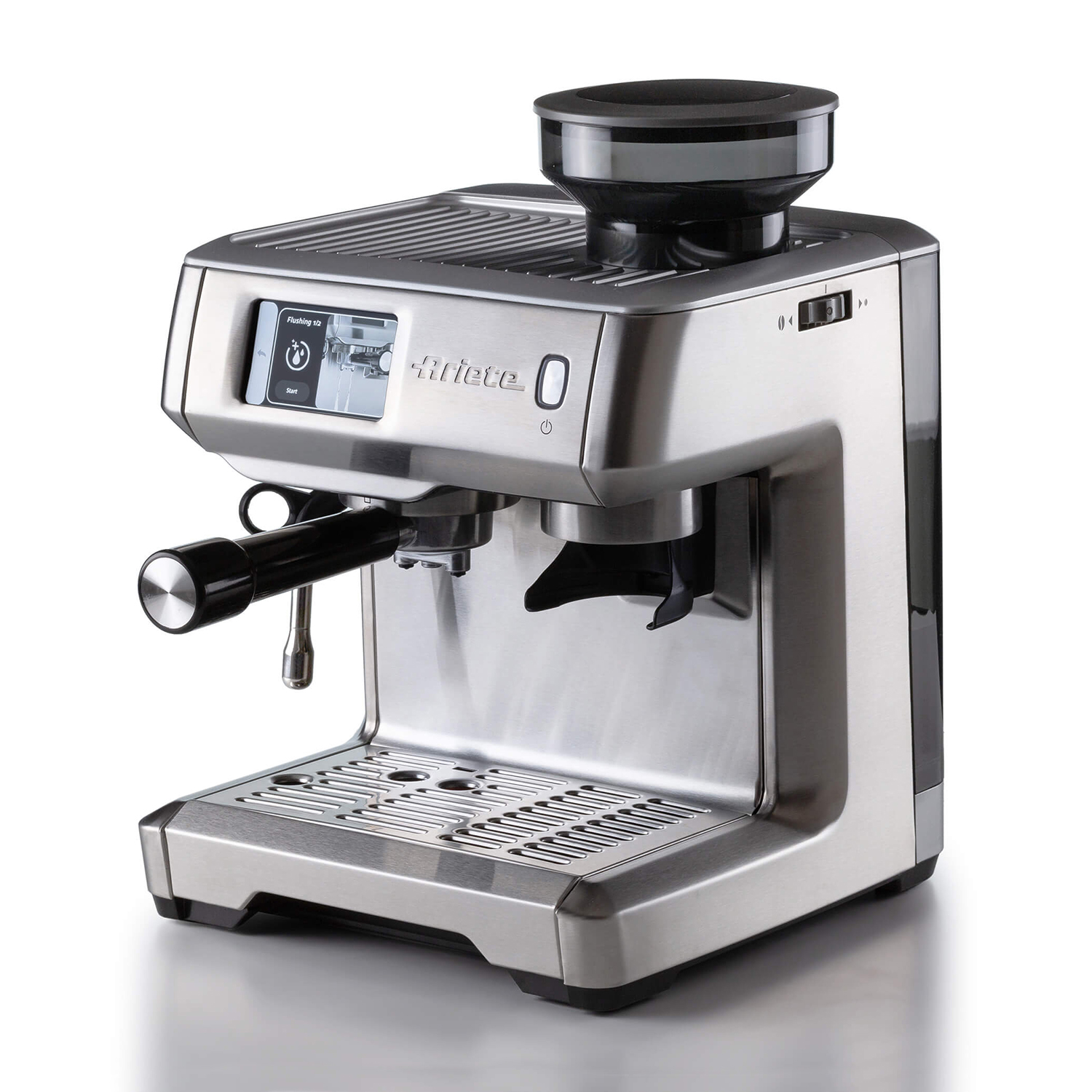 Srebrna ekspres do kawy z czarną rączką i zasobnikiem.